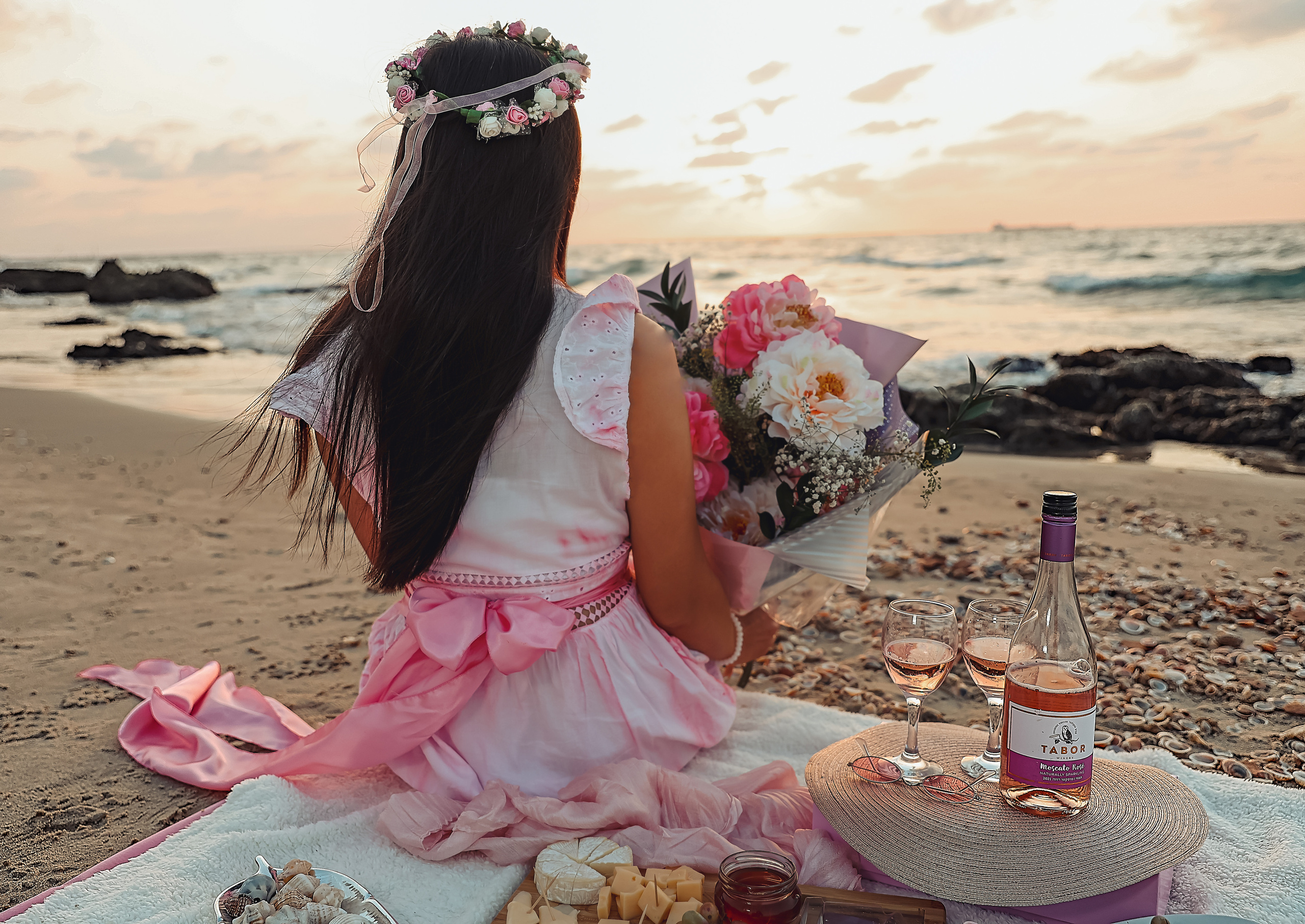 Portrait photoshoot on the sea. צלמת אירועים בוק בת מצווה נטלי טופילט