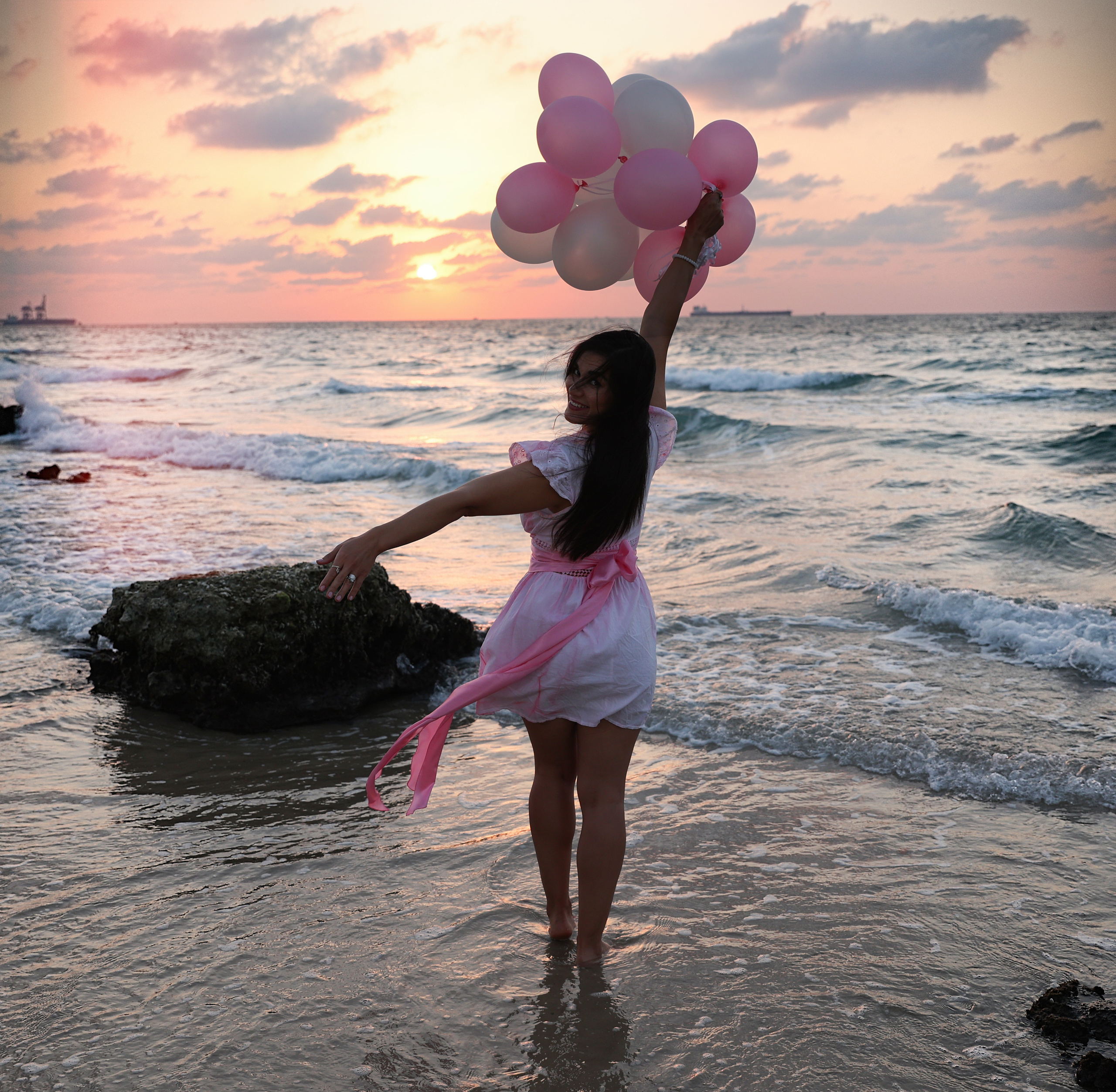 Portrait photoshoot on the sea. צלמת אירועים בוק בת מצווה נטלי טופילט