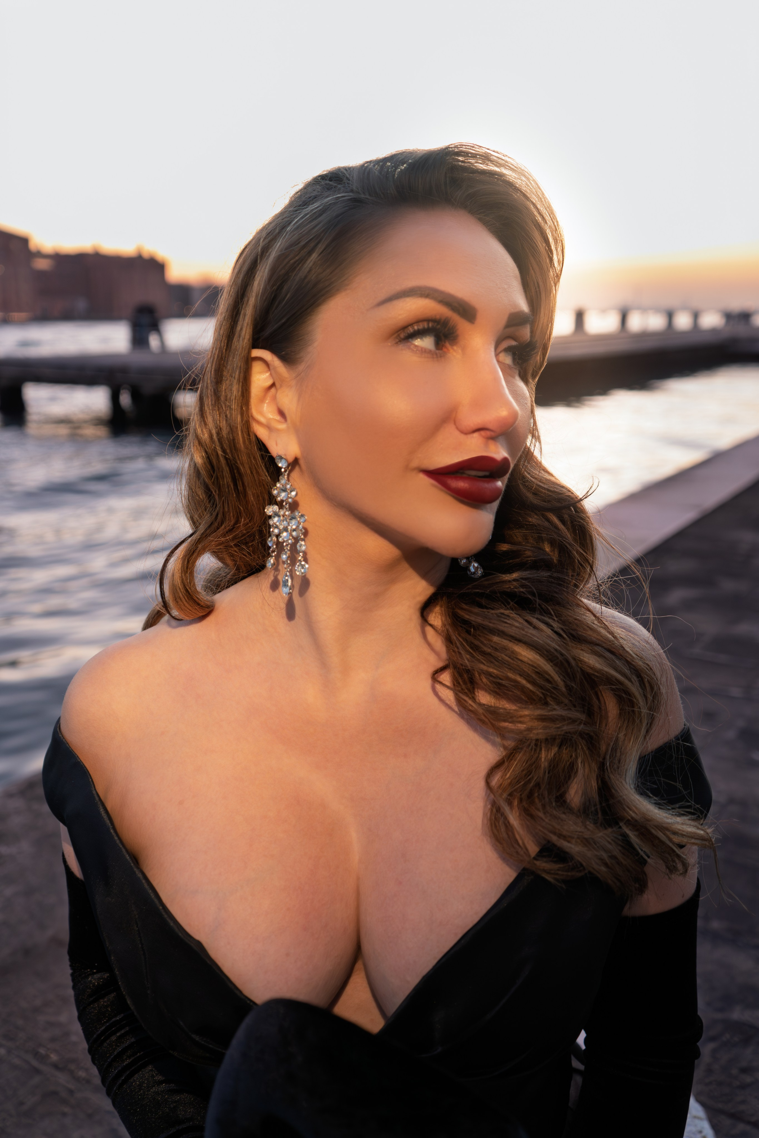 Solo traveler with a professional Venice photographer during a stylish photoshoot.