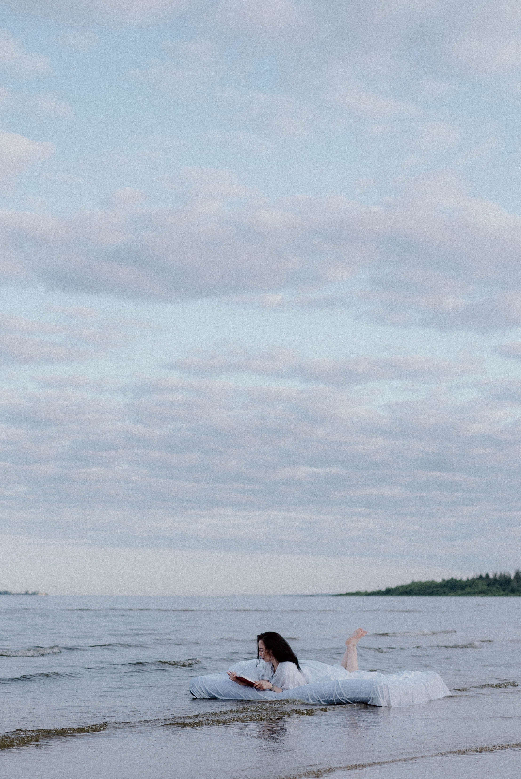 Bed in water. Videographer and photographer in New York // MAKAROV.VIDEO