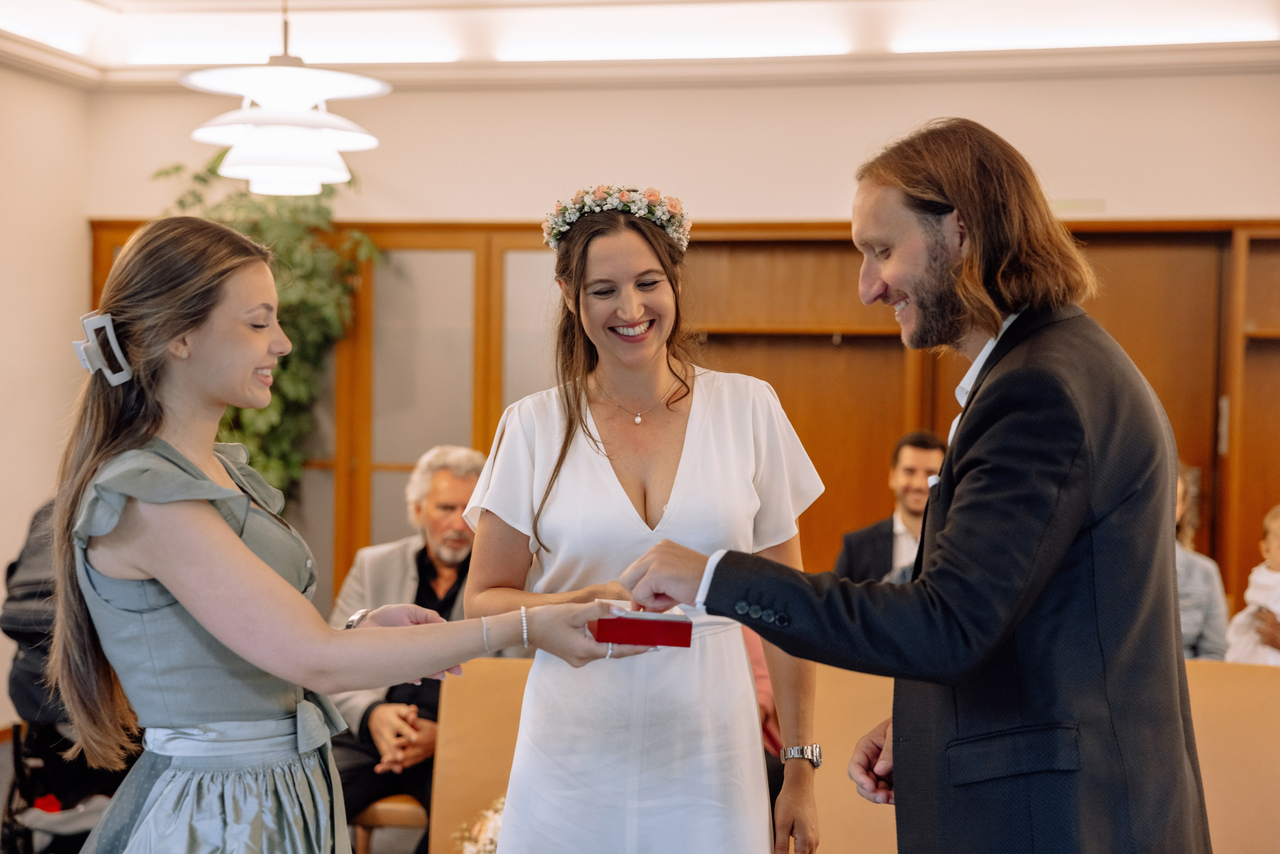 Hochzeit Standesamt Schwabing – emotionaler Moment nach Ringtausch mit Gästen