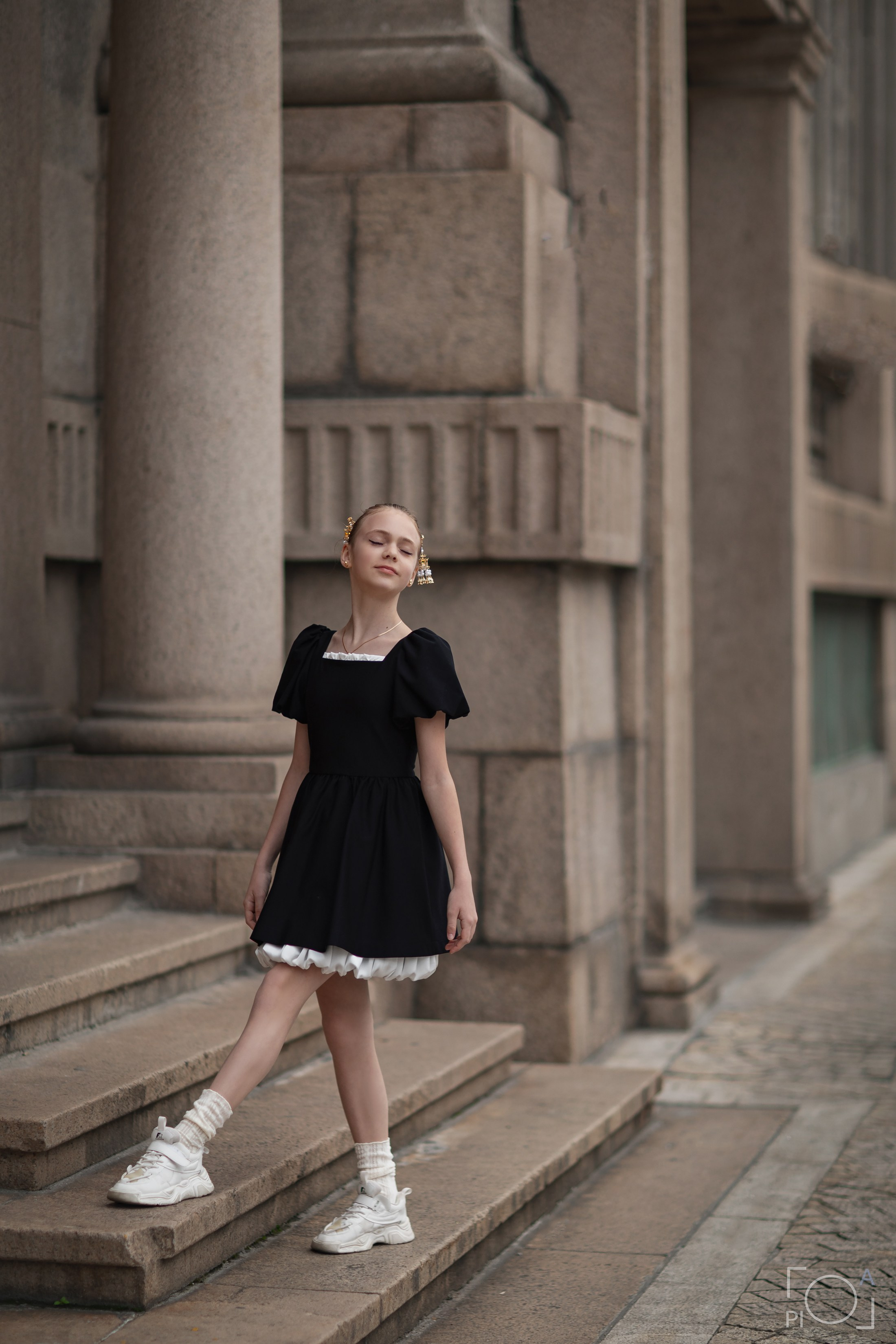 Фотосессия в Шанхае для девочки 11 лет, в черном платье 