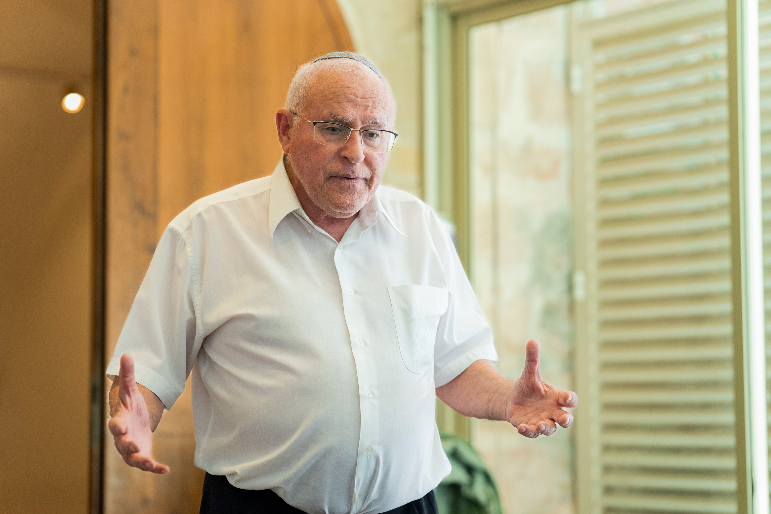 הנחת התפילין רפאל לוי. יוסף מזרחי צילום חתונה, ברית וזוגיות. צלם מקצועי שאוהב להוציא אתכם הכי יפים ברגעים הכי מרגשים