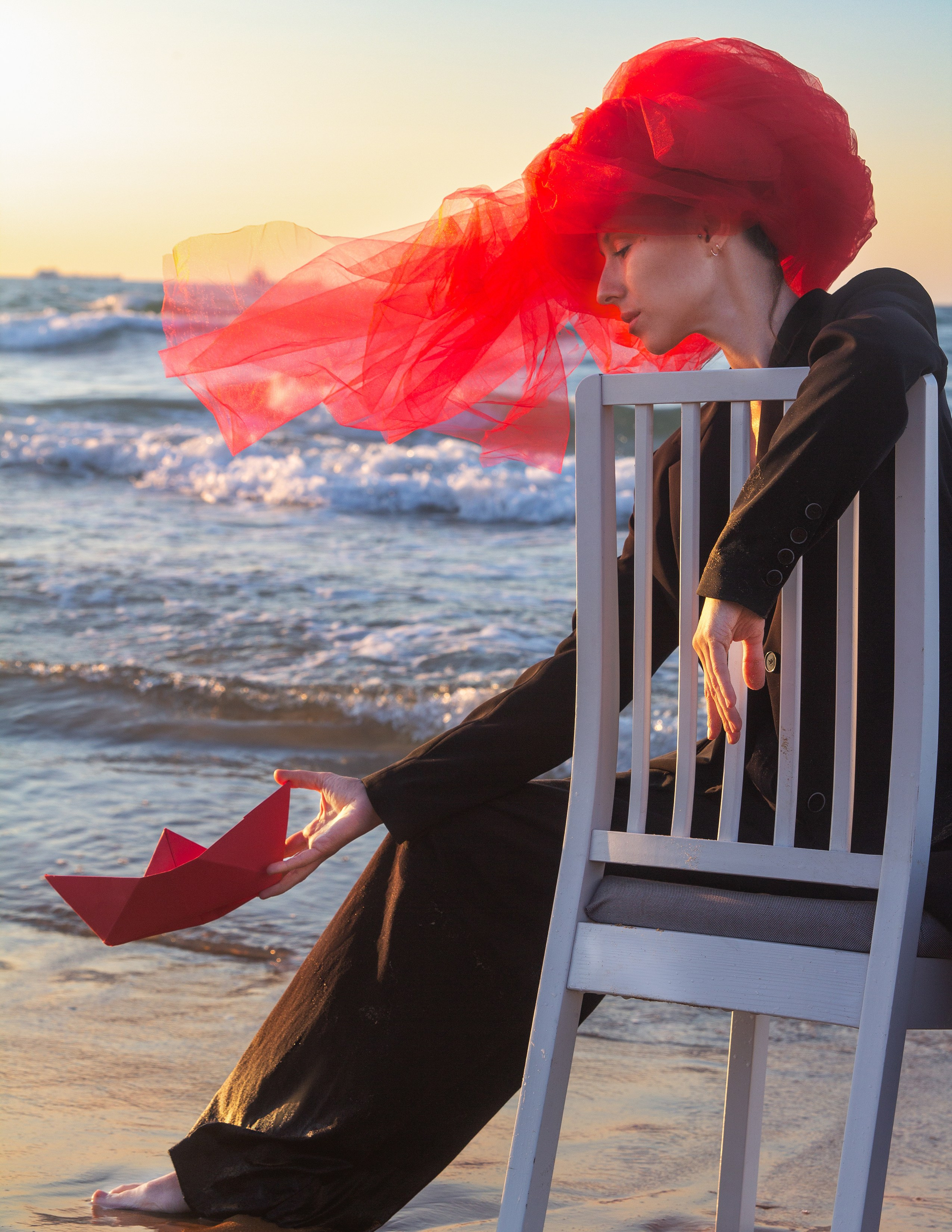 концептуальная фотосессия в Стамбуле с красной чалмой на ветру