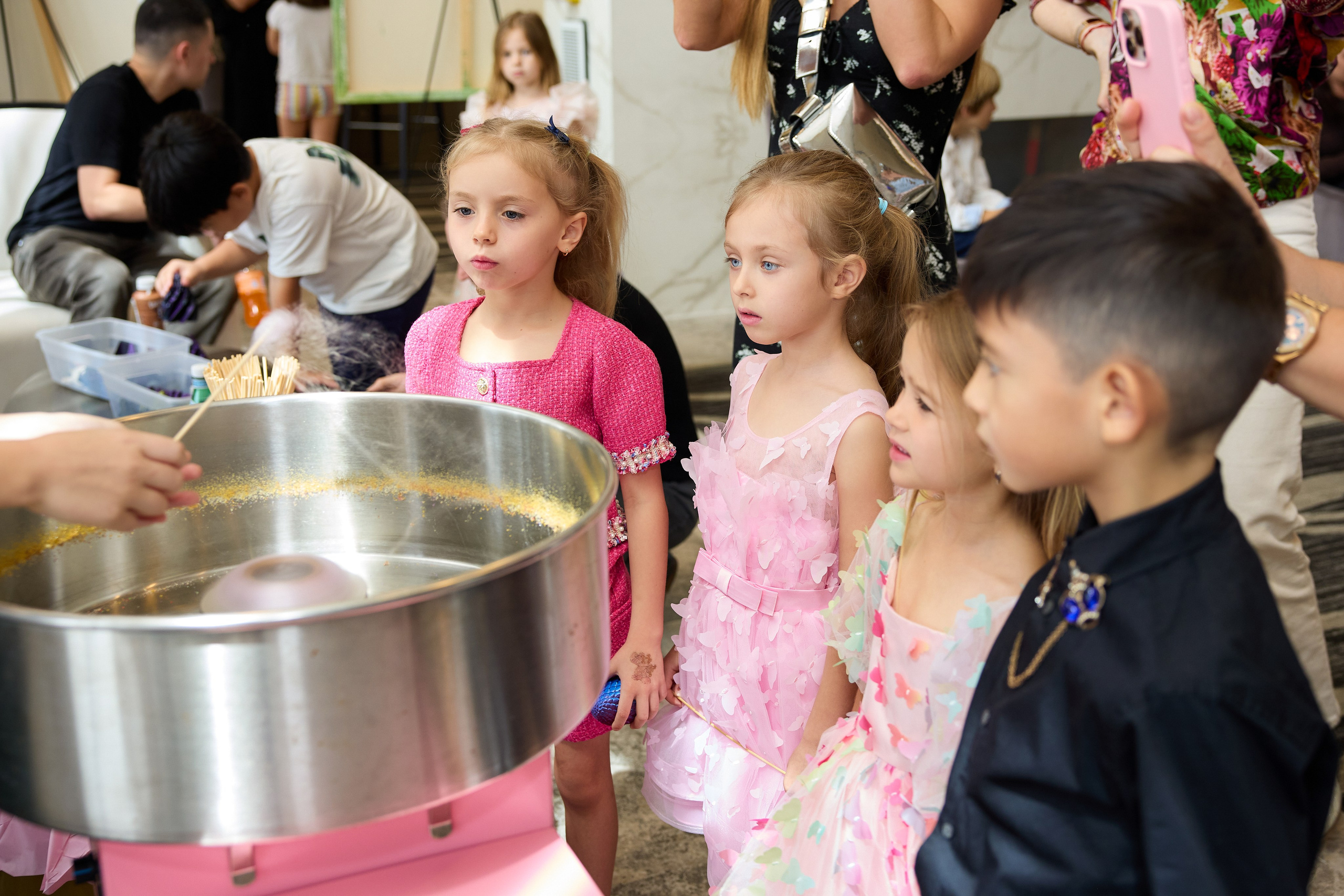 Авторская благотворительная художественная выставка Дианы Бортник. Фотограф Юлия Маковеева
