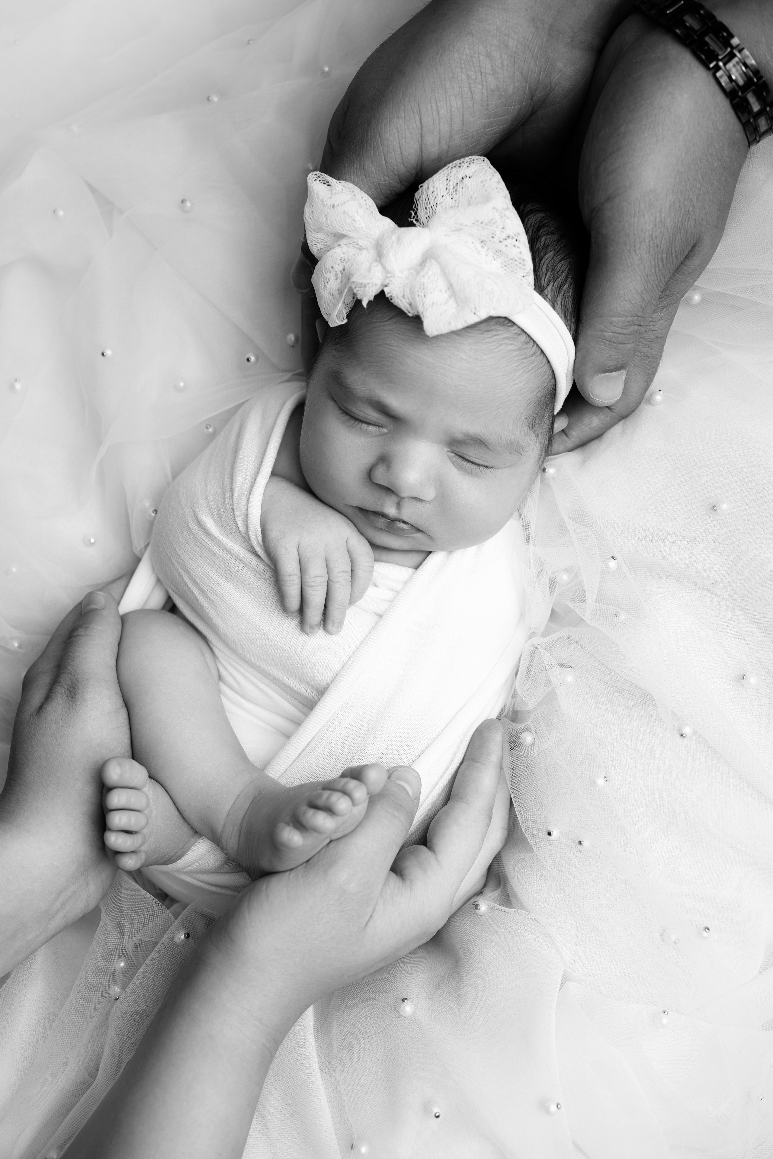 Mama hält Baby liebevoll vor natürlichem Hintergrund