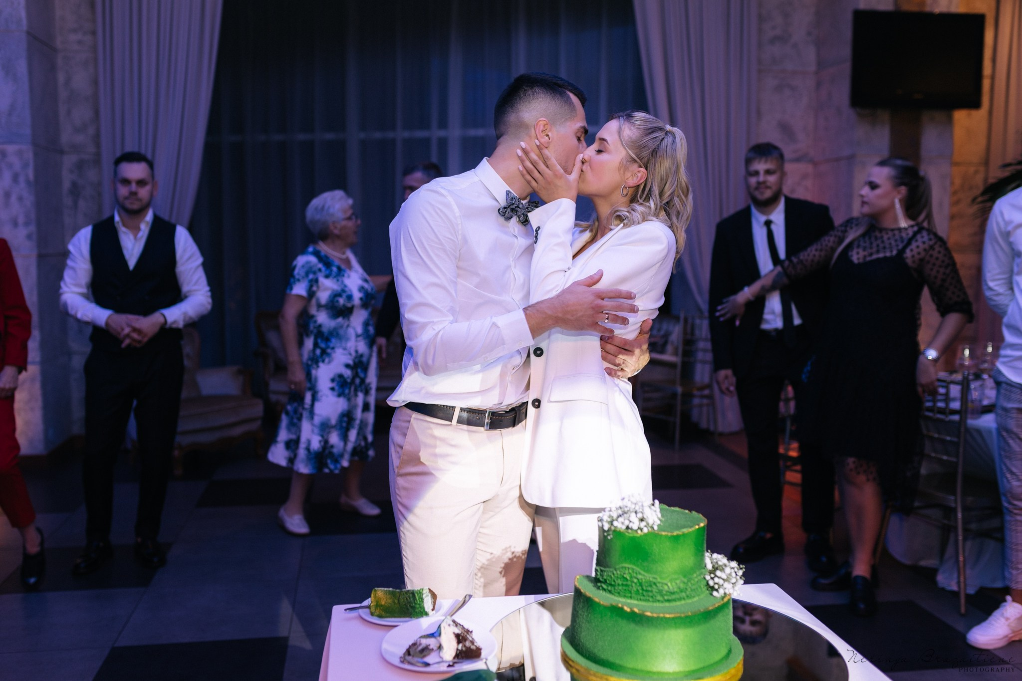 Vestuvinė fotosesija Kaune, Vienybės aikštėje, prie Lietuvos banko