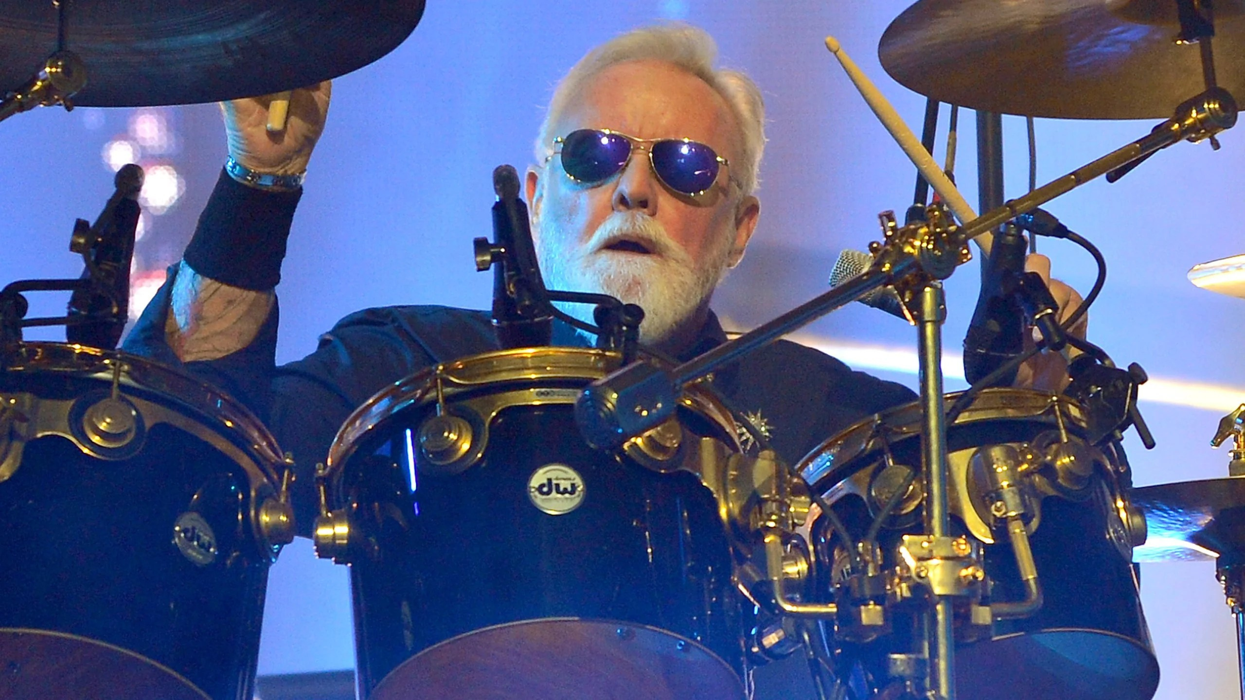 Roger Taylor de Queen anuncia su séptimo álbum en solitario con un coro zulú y un homenaje a Lennon | FOTKAI