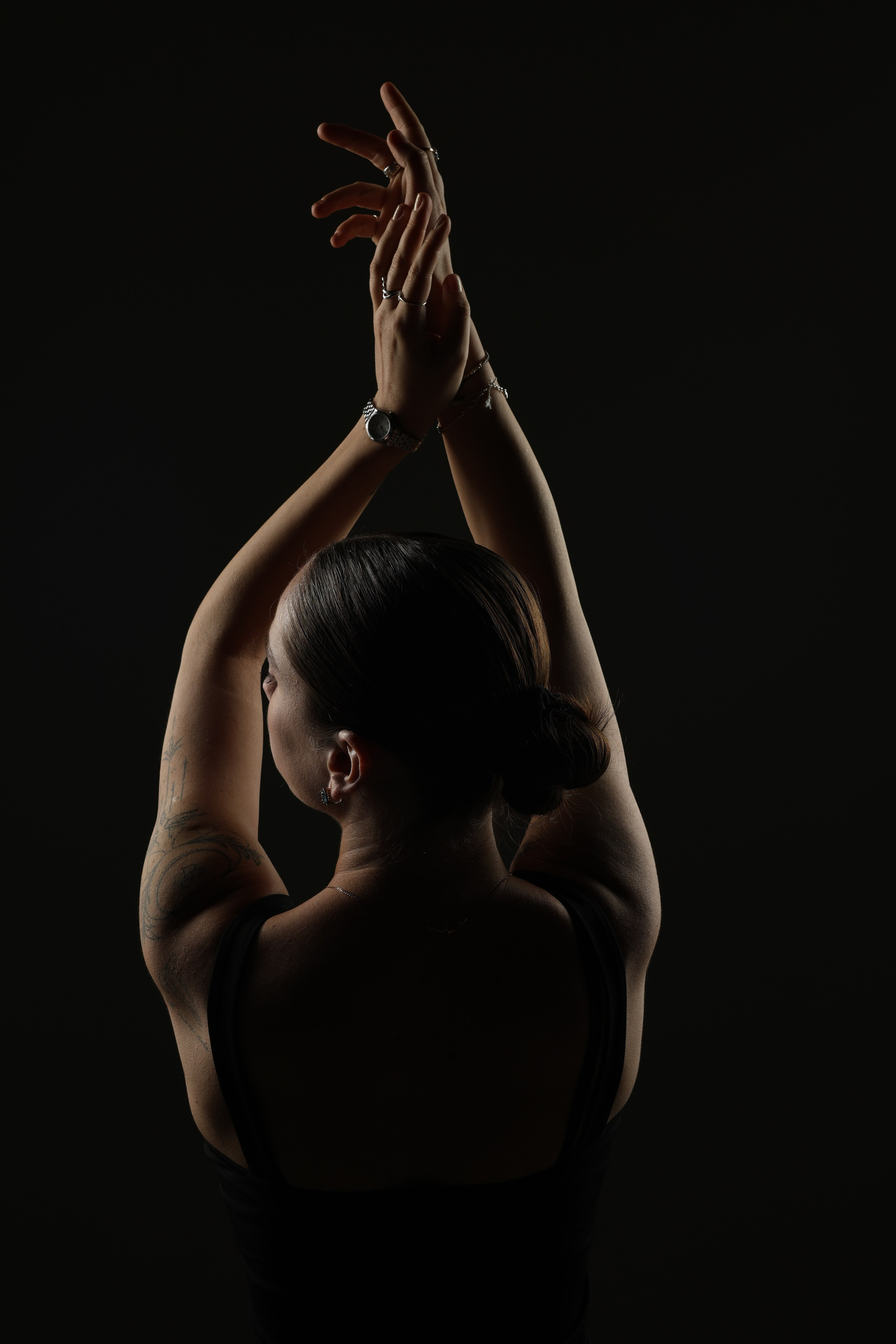 Портрет в низком ключе — загадочный образ девушки в художественной постановке