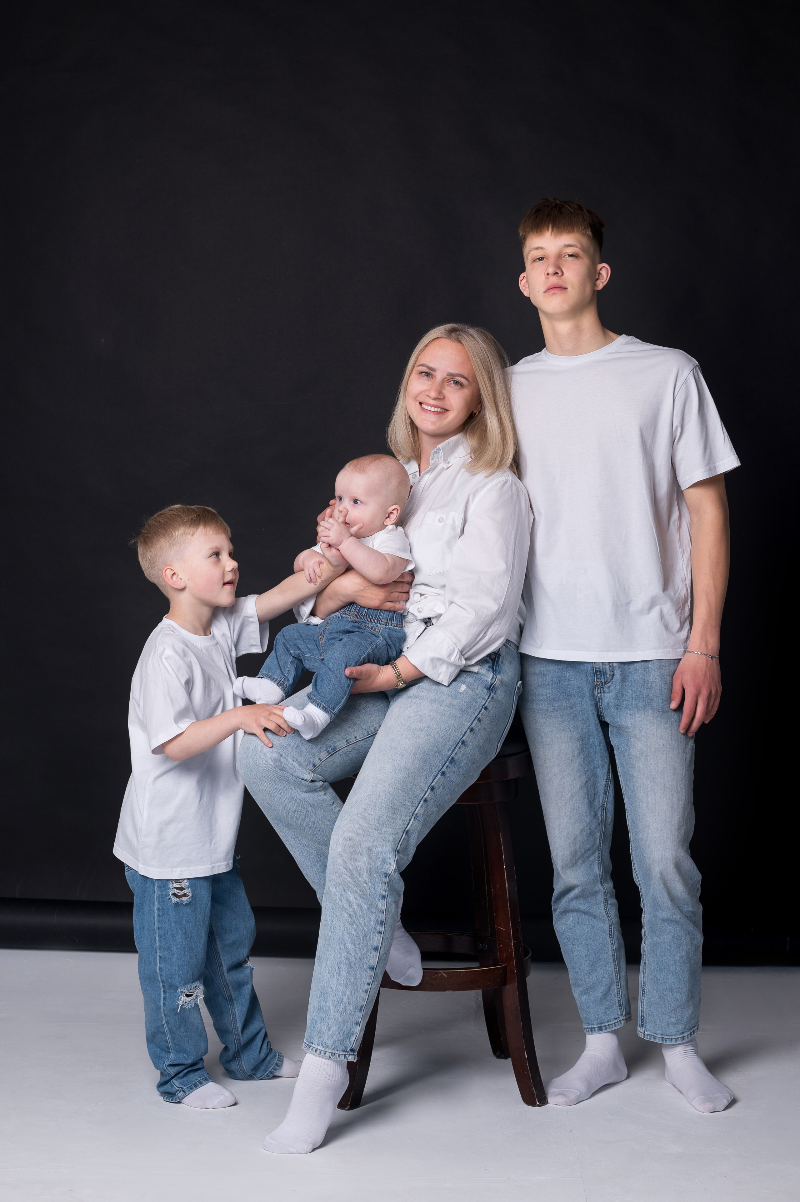 Семейная фотосессия в студии. Семейный и детский фотограф в Минске Надежда Савицкая