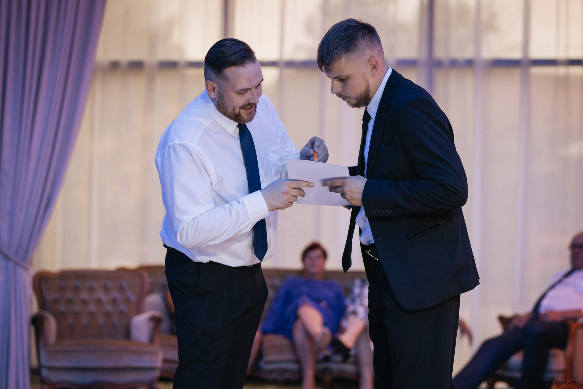 Vestuvinė fotosesija Kaune, Vienybės aikštėje, prie Lietuvos banko