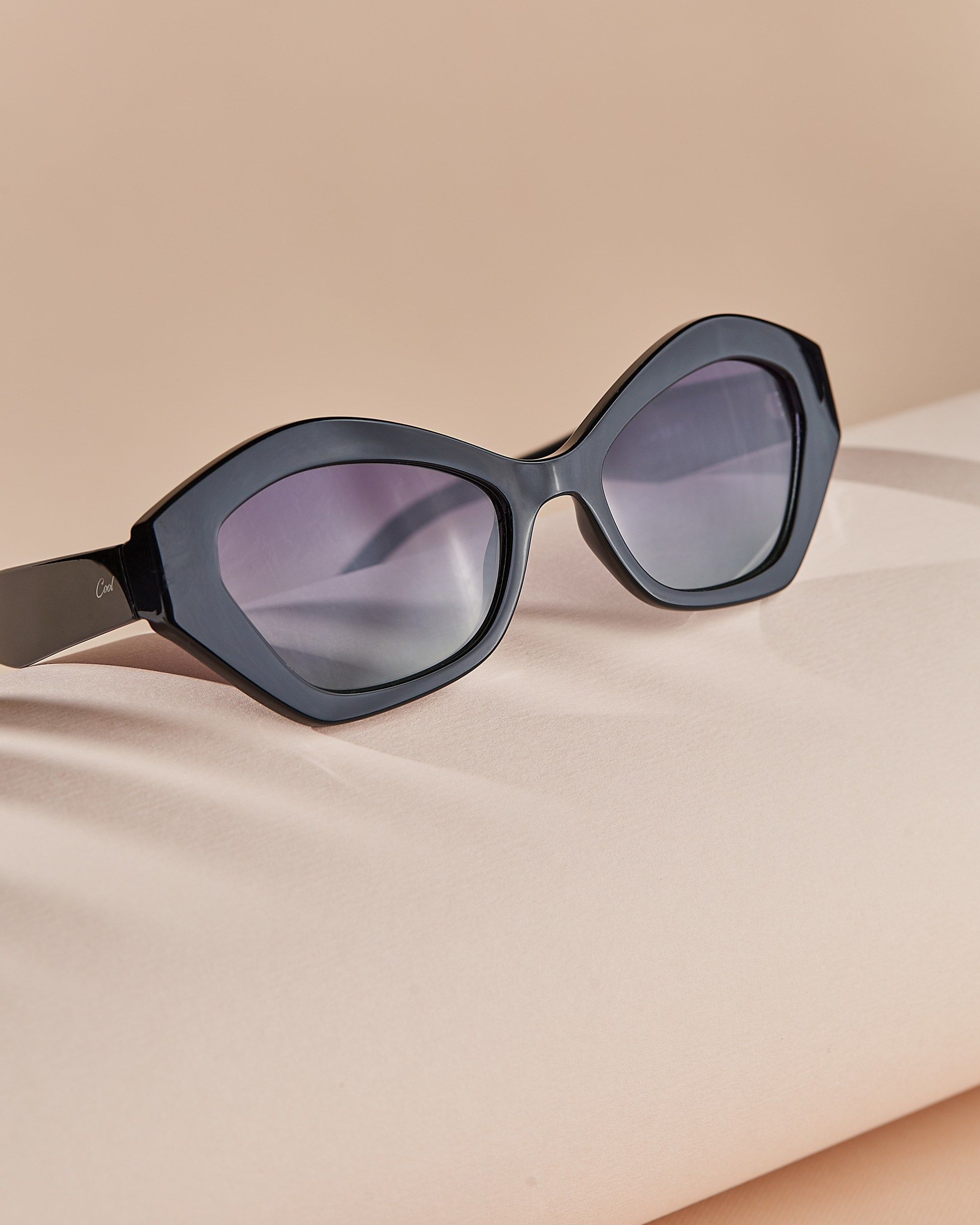 pastel tonlu fonda kreativ qara eynək fotosu