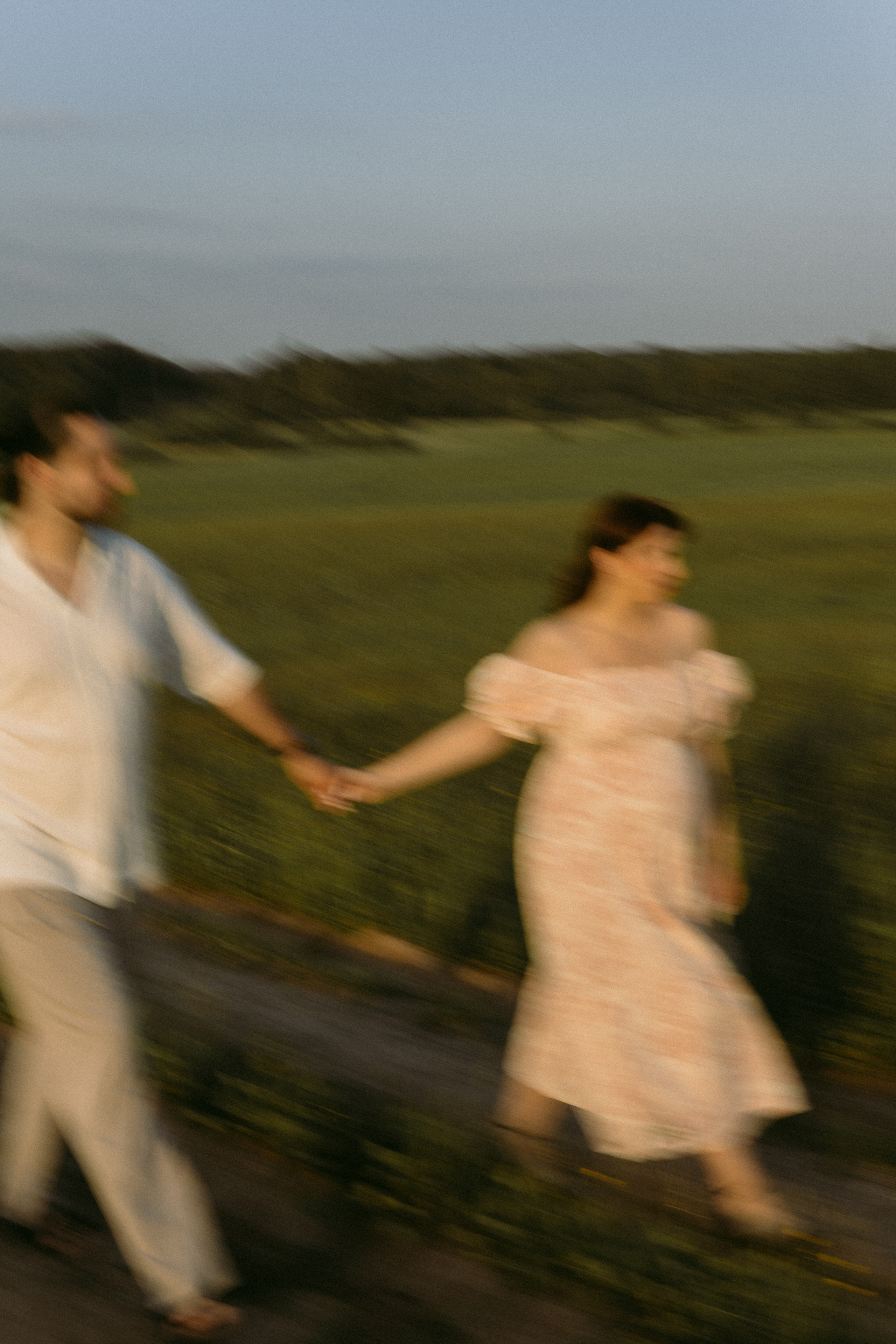 Lera & Maksim | laukimo fotosesija pievoje saulei besileidžiant. Vestuvių ir šeimų fotografė Lena Bondarenko / belove photo