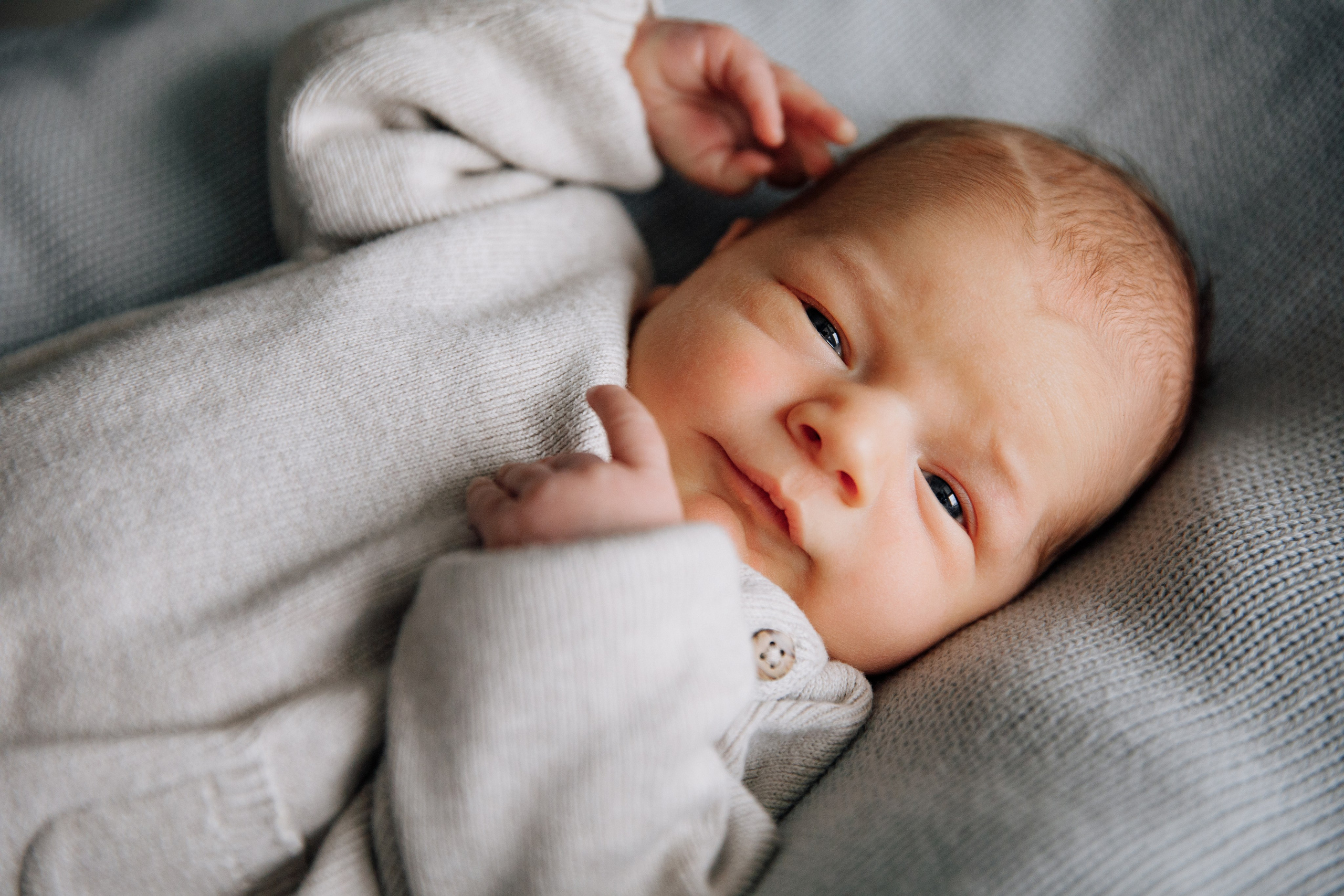 Neugeborenes schaut direkt in die Kamera.