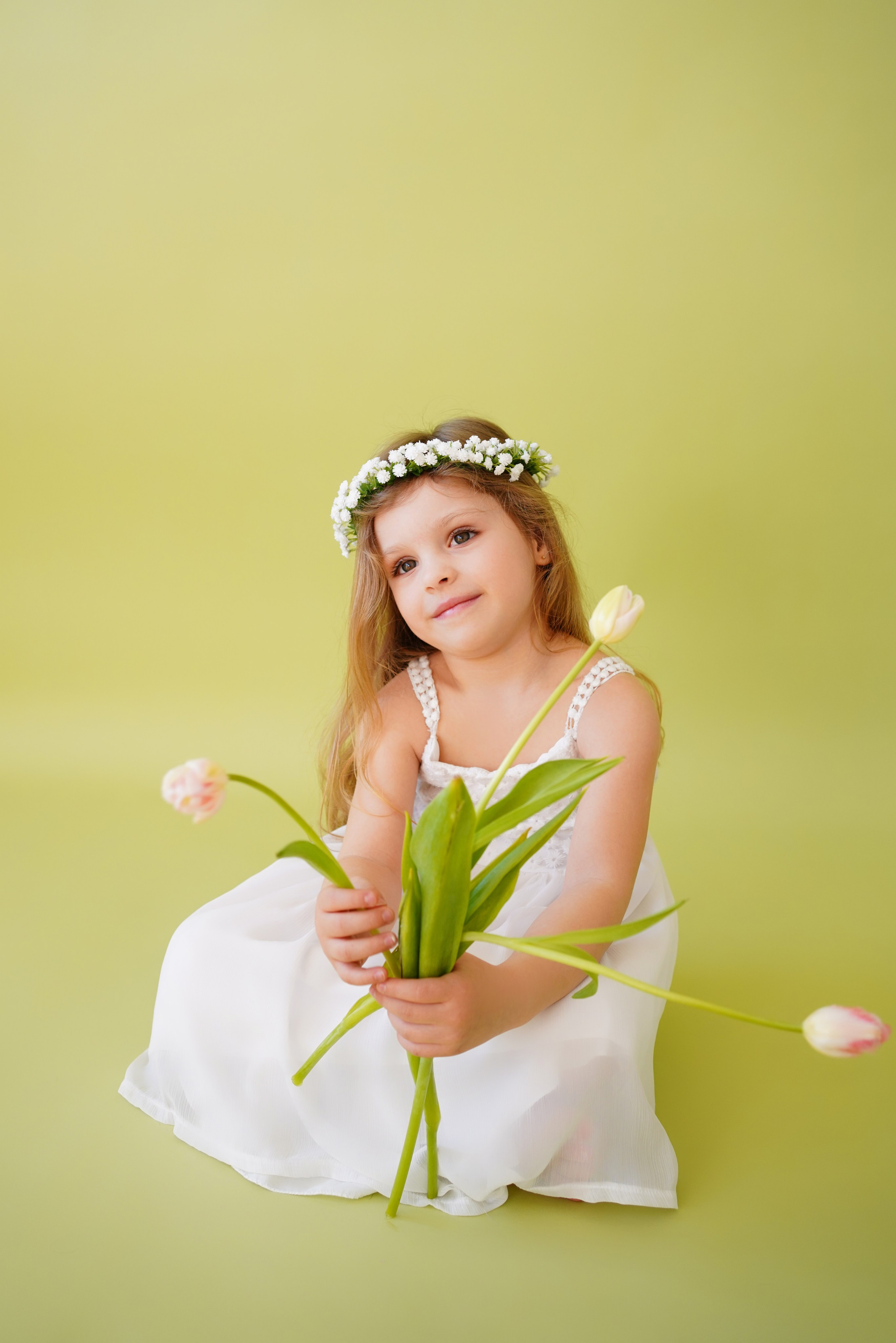 Frühlingsfreude pur - ein Mädchen mit Tulpen in den Händen strahlt Glück und Frische aus