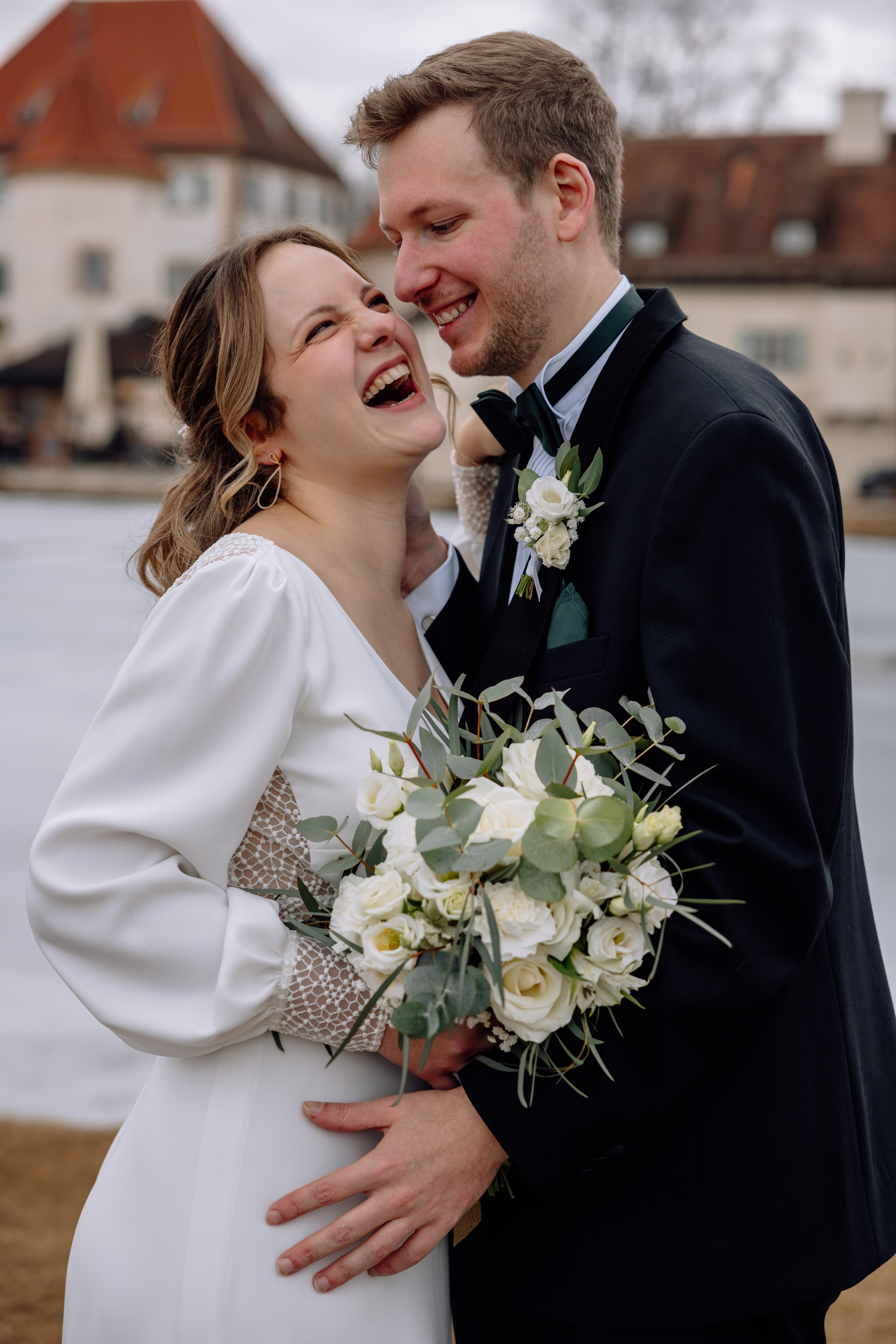 Verliebtes Brautpaar bei der Hochzeit