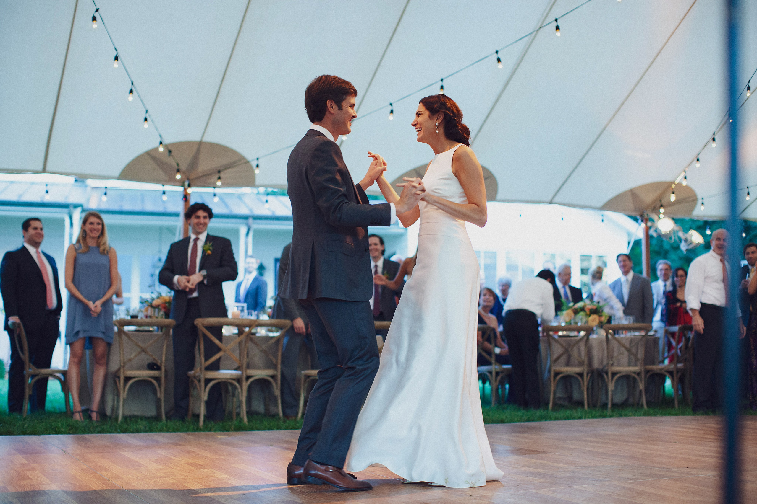 Фотограф в Ирландии Дублин свадьба жених невеста улыбка первый танец фотки топ свадебных фотографов