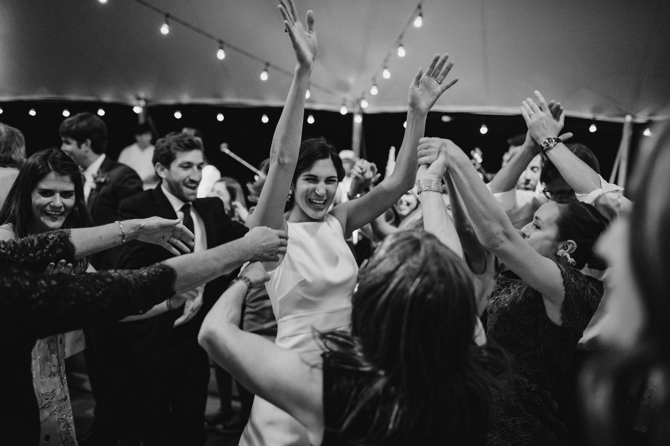 Фотограф в Ирландии Дублин свадьба жених танцы невеста улыбка смех фотки топ свадебных фотографов