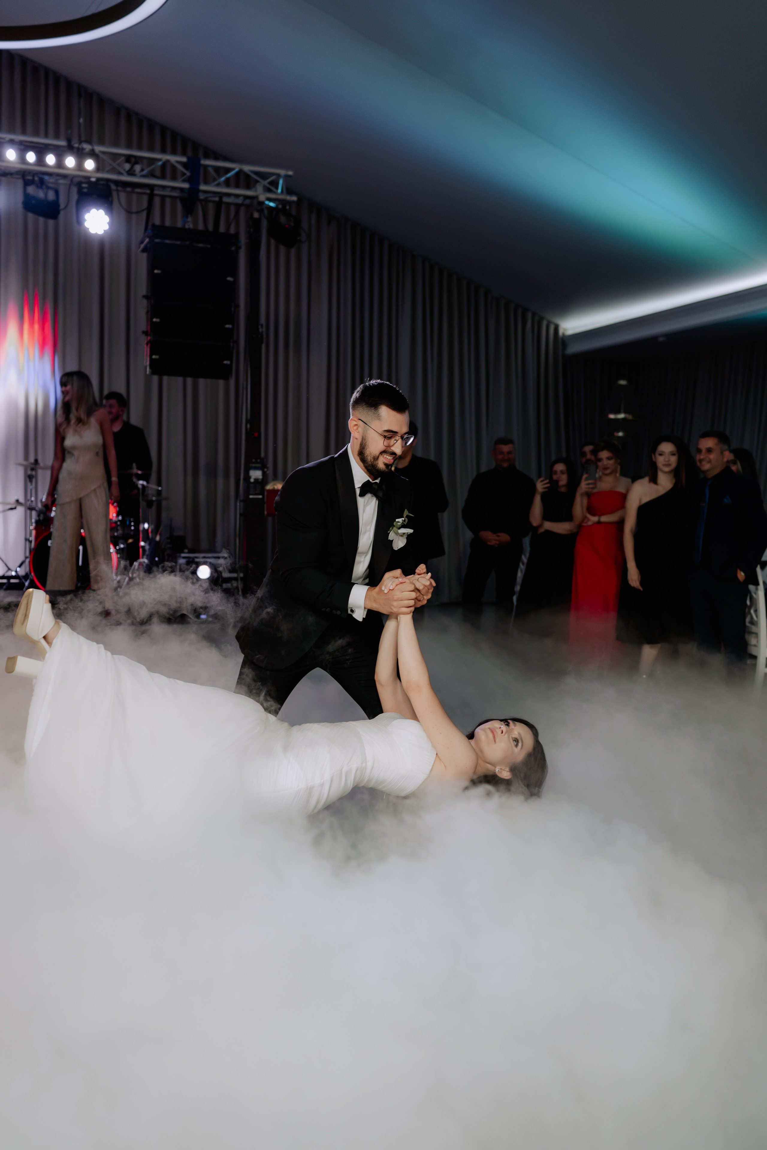 Cununie civila in aer liber , artificii de zi colorate , decor nunta , nunta la Hotel Traian. Proud Vision Weddings | Wedding Photography & Film — Servicii profesionale Foto Video Nunta Iasi