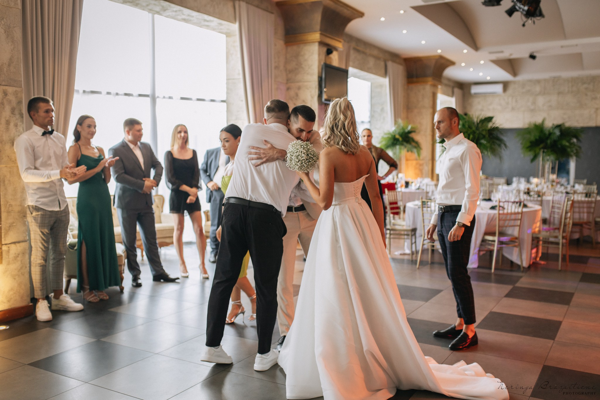 Vestuvinė fotosesija Kaune, Vienybės aikštėje, prie Lietuvos banko