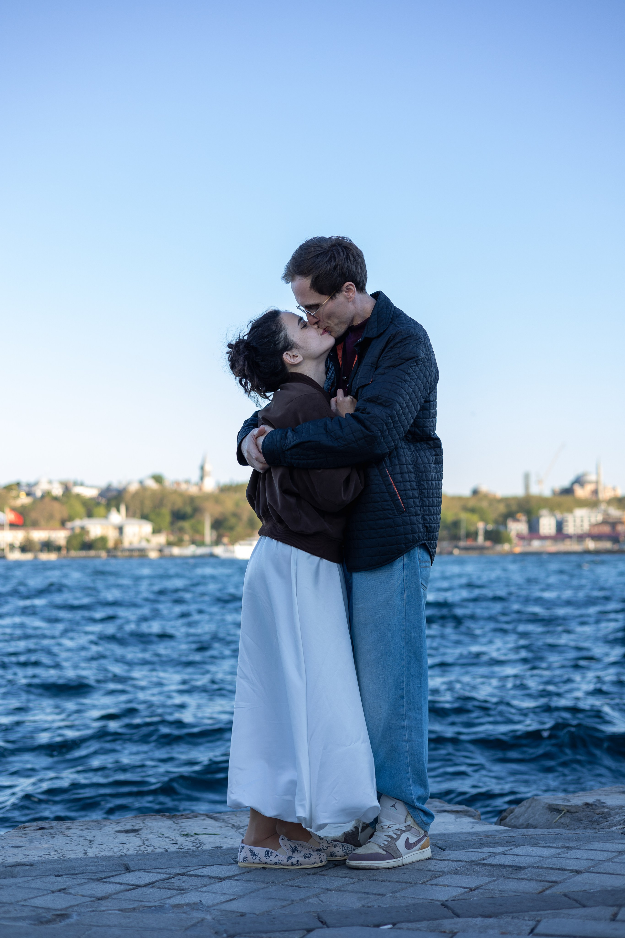 Пара целуется на набережной в Стамбуле на фоне пролива Босфор