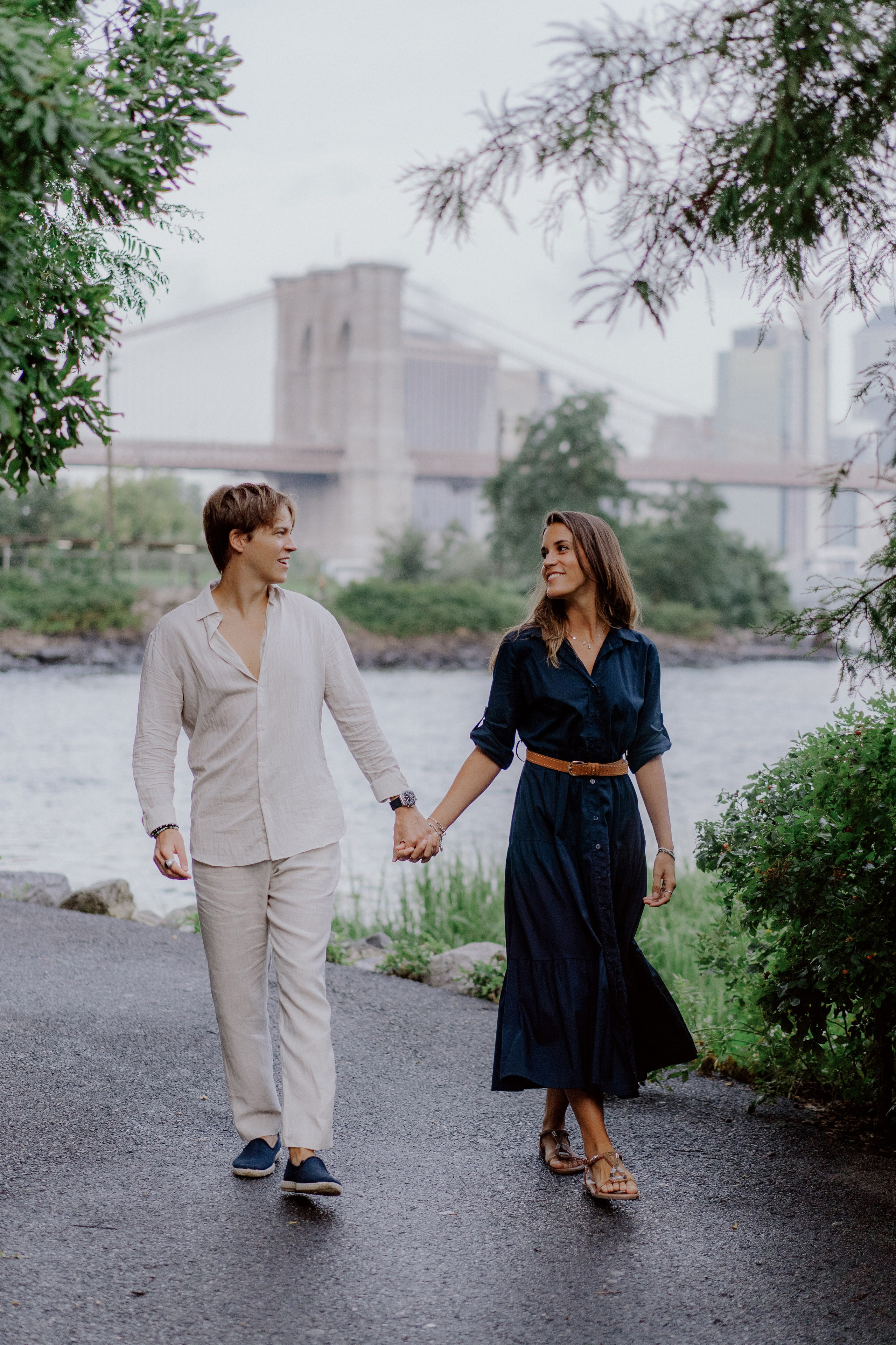Couple in Dumbo and on the Brooklyn Bridge. Videographer and photographer in New York // MAKAROV.VIDEO