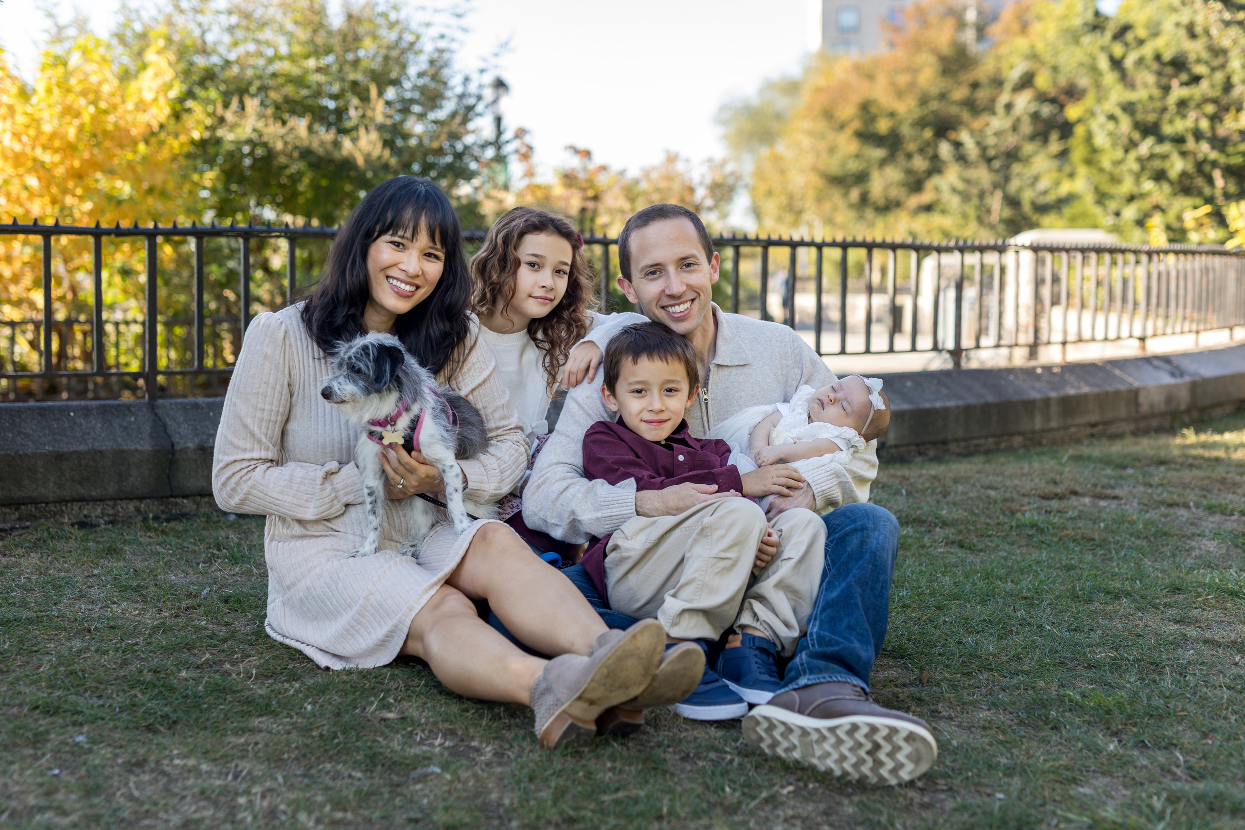 Family photoshoot in Carl Schurz Park. Family, lifestyle, and commercial photography in New York and New Jersey