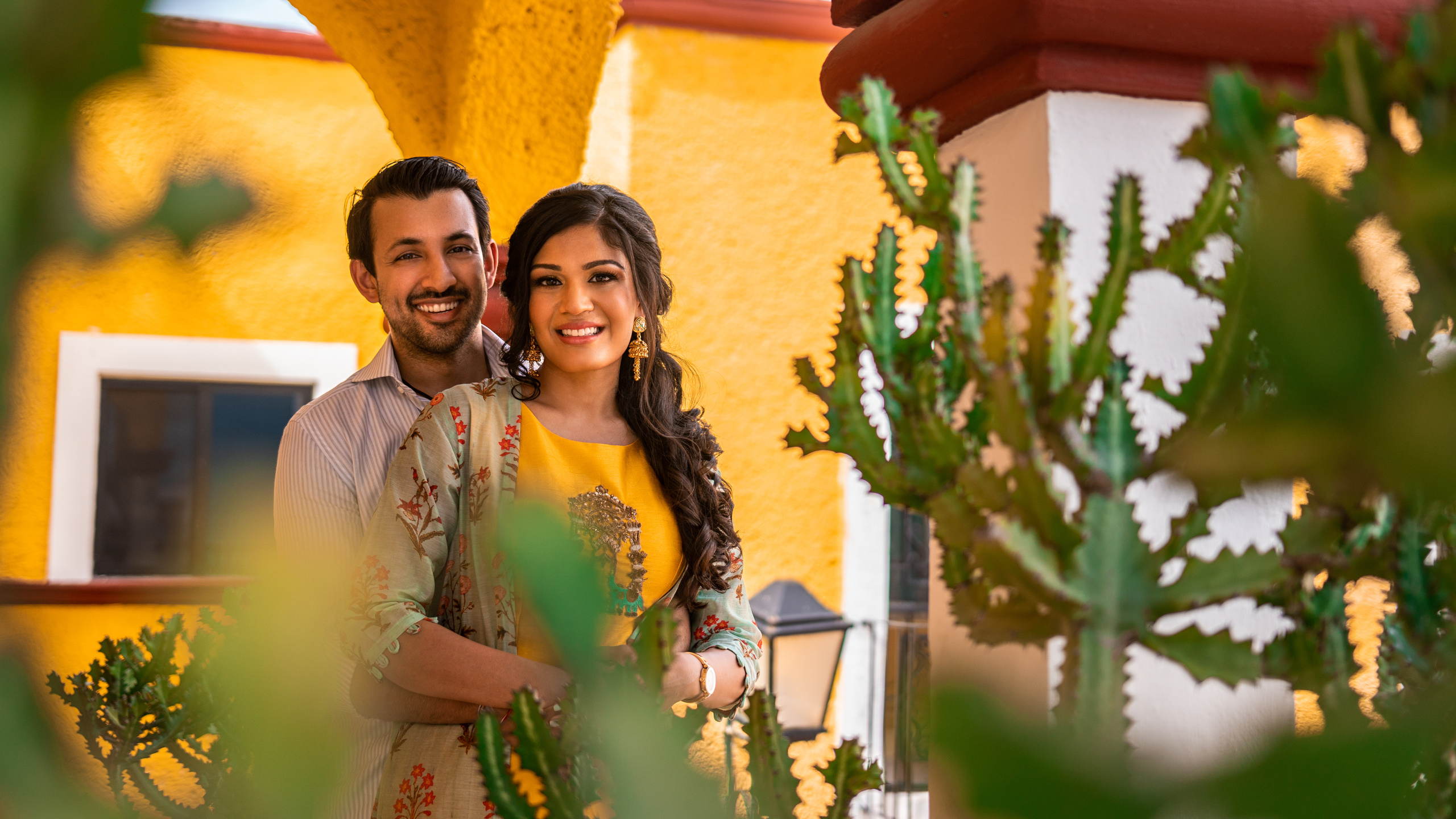 Bright and playful couple portrait session in Cancún’s colorful colonial streets by a destination photographer in Mexico