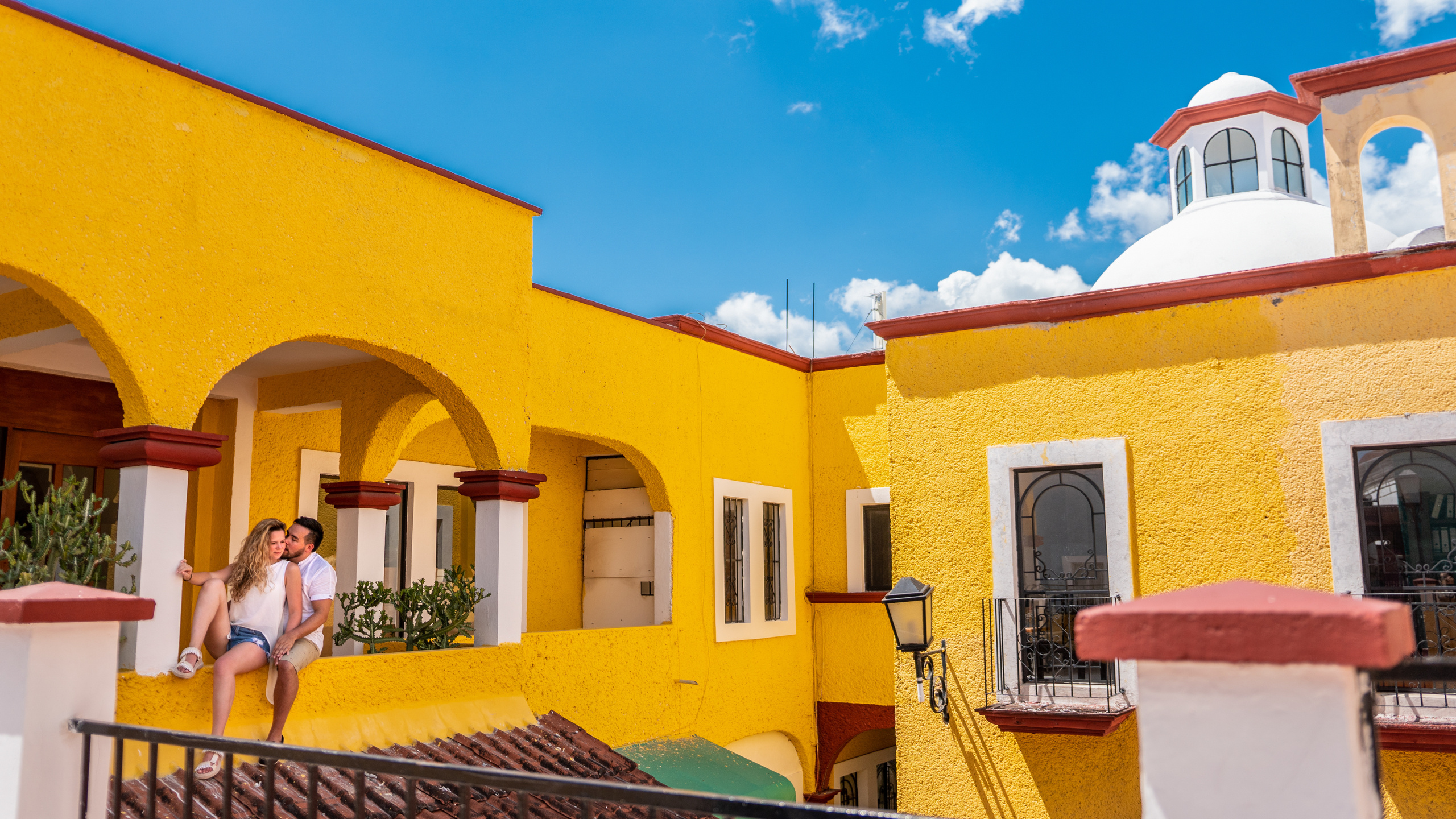 Intimate and playful street photoshoot in Cancún’s vibrant downtown, perfect for couples traveling through Mexico.