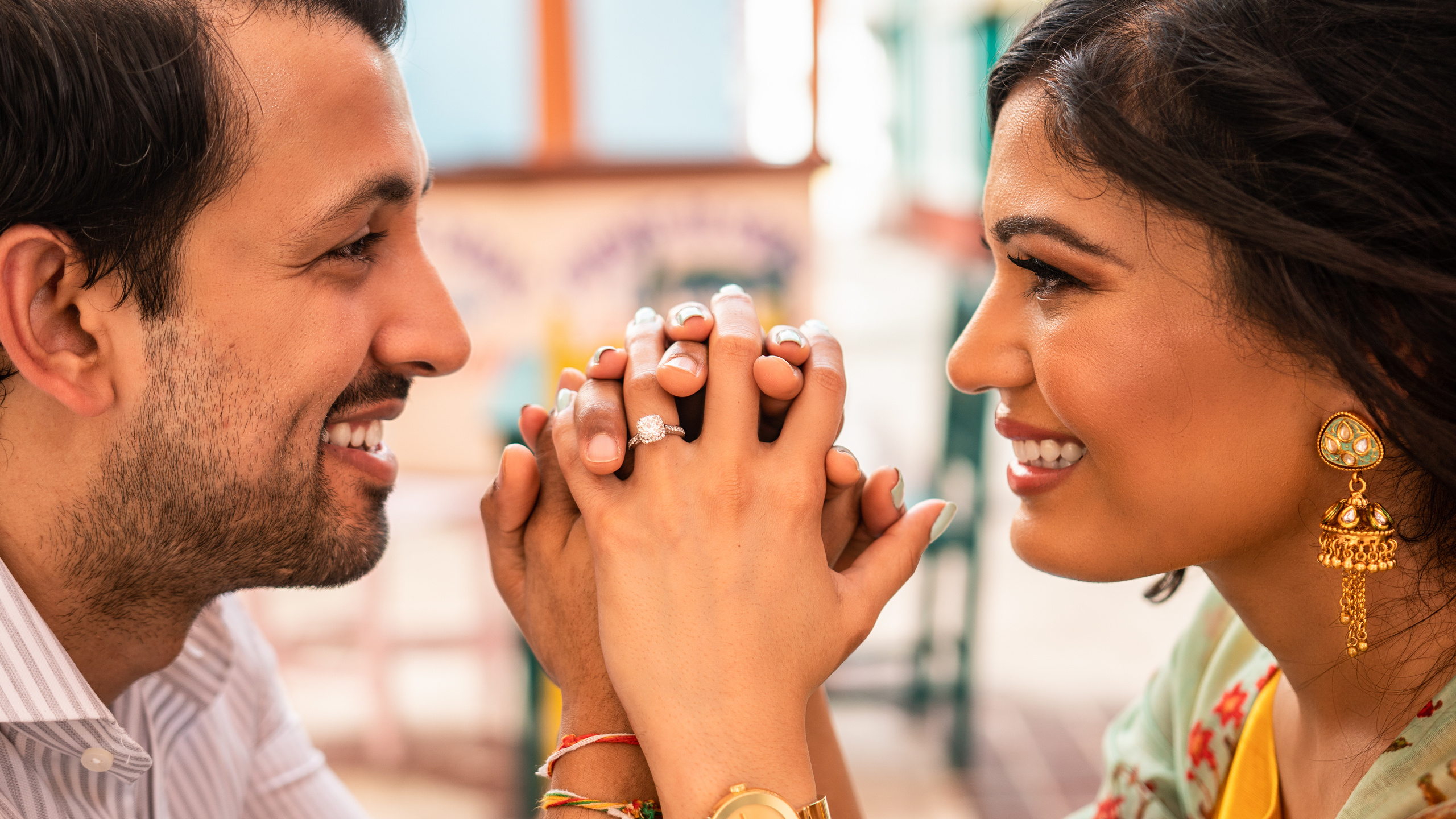 Modern couple embracing near a rustic wooden door in Cancún, captured during a laid-back couple shoot
