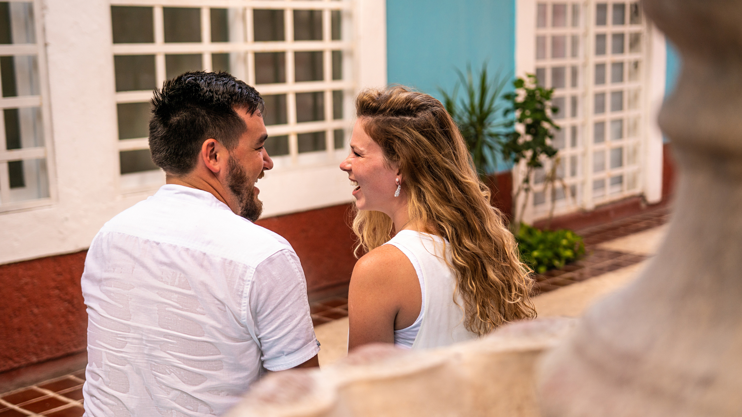 Candid and romantic travel couple shoot in Cancún for honeymooners and adventurers in love.