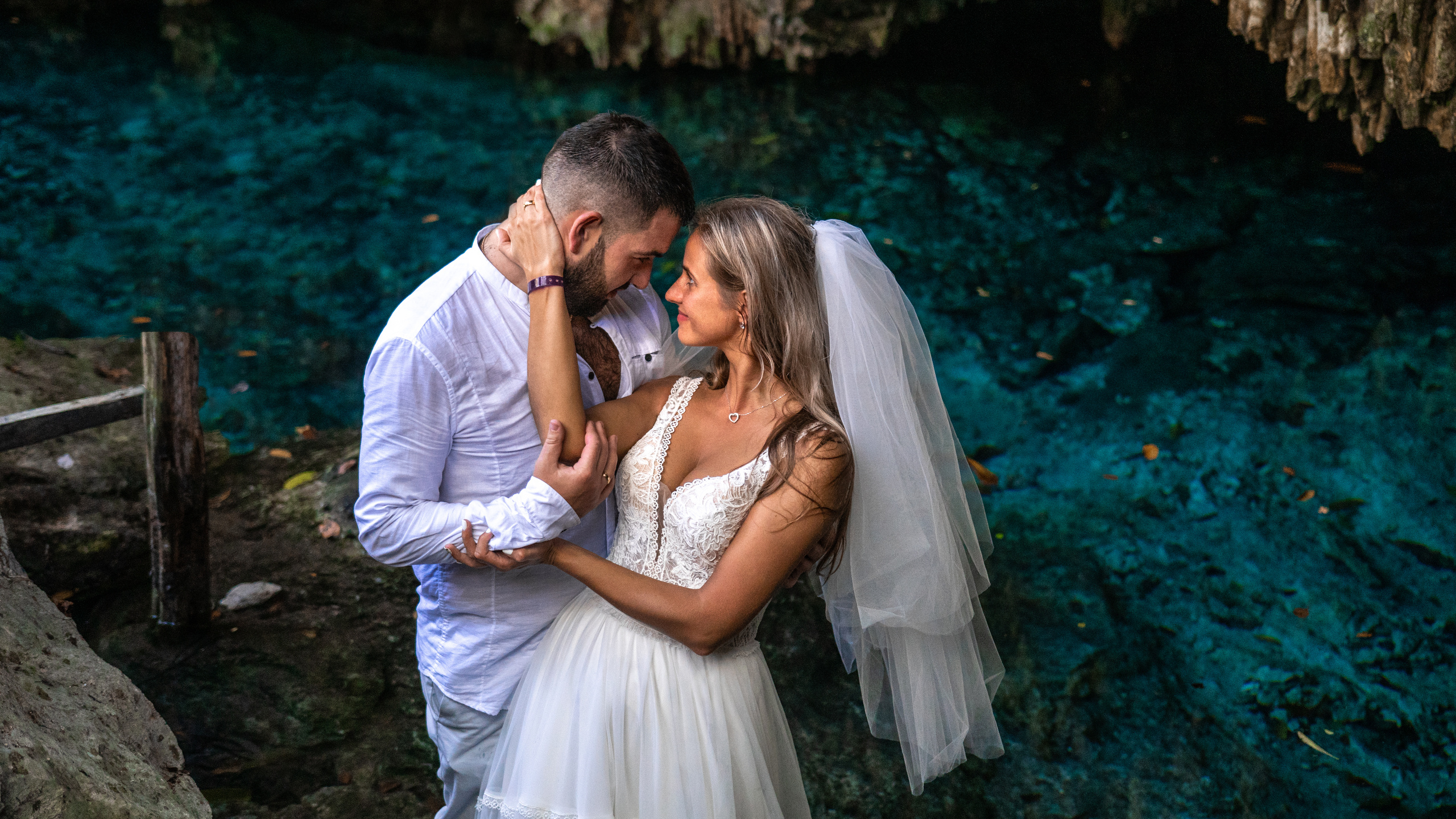 Bridal elegance captured in exotic cenote location