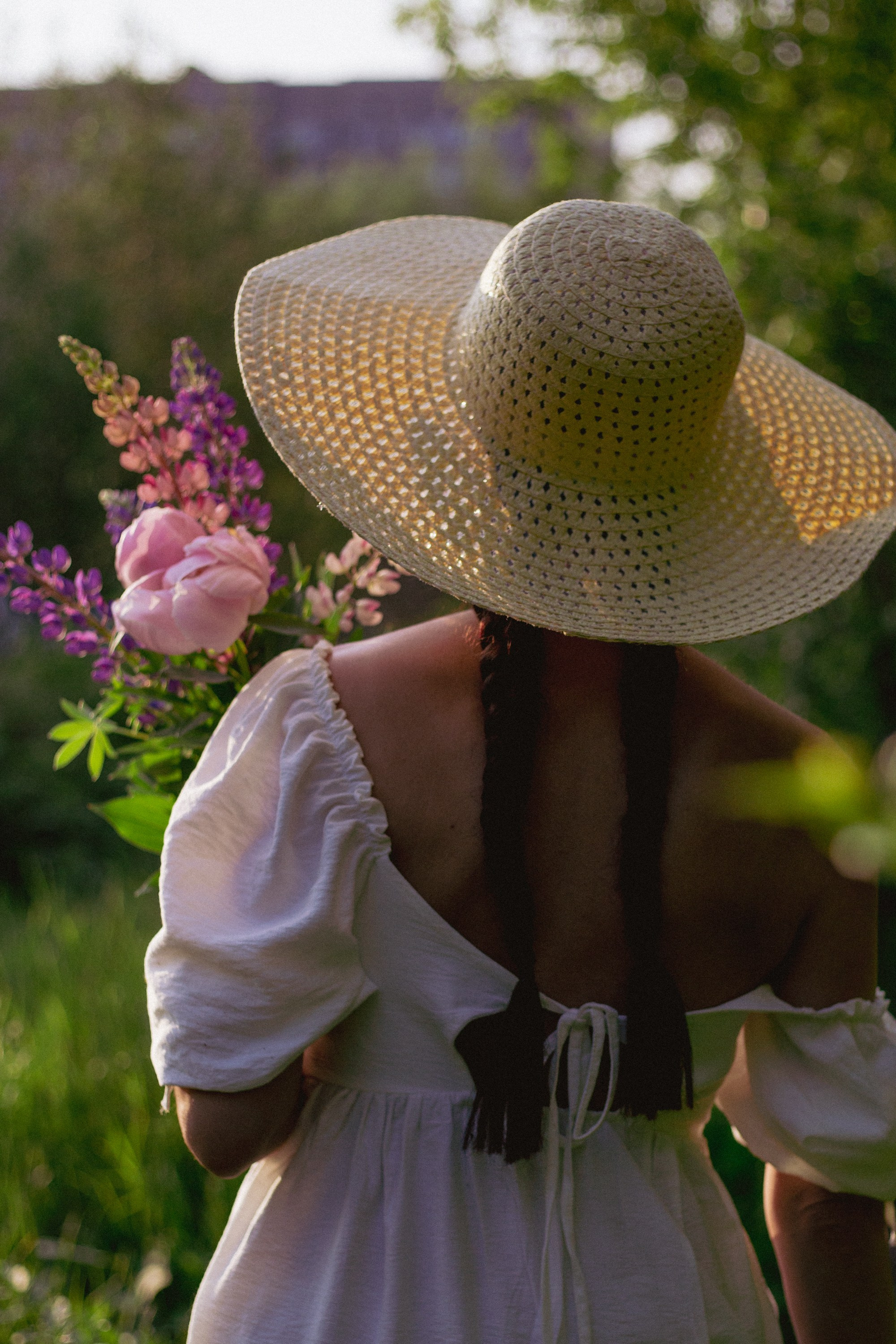 Summer flower photoshoot. Uliana Grigoreva | Photographer for people and business
