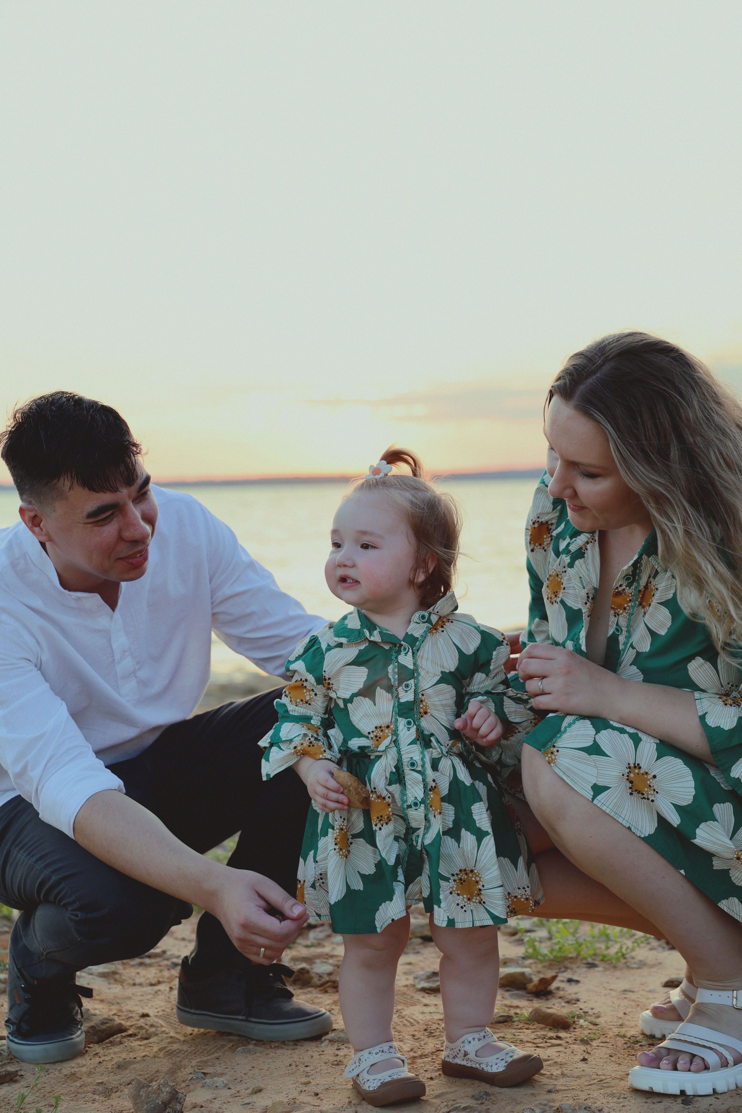 Baby Family Photoshoot – Outdoor Family Photography with Infant or Toddler. Lana Petrychenko — Portrait & Family Photographer. Valencia, Spain