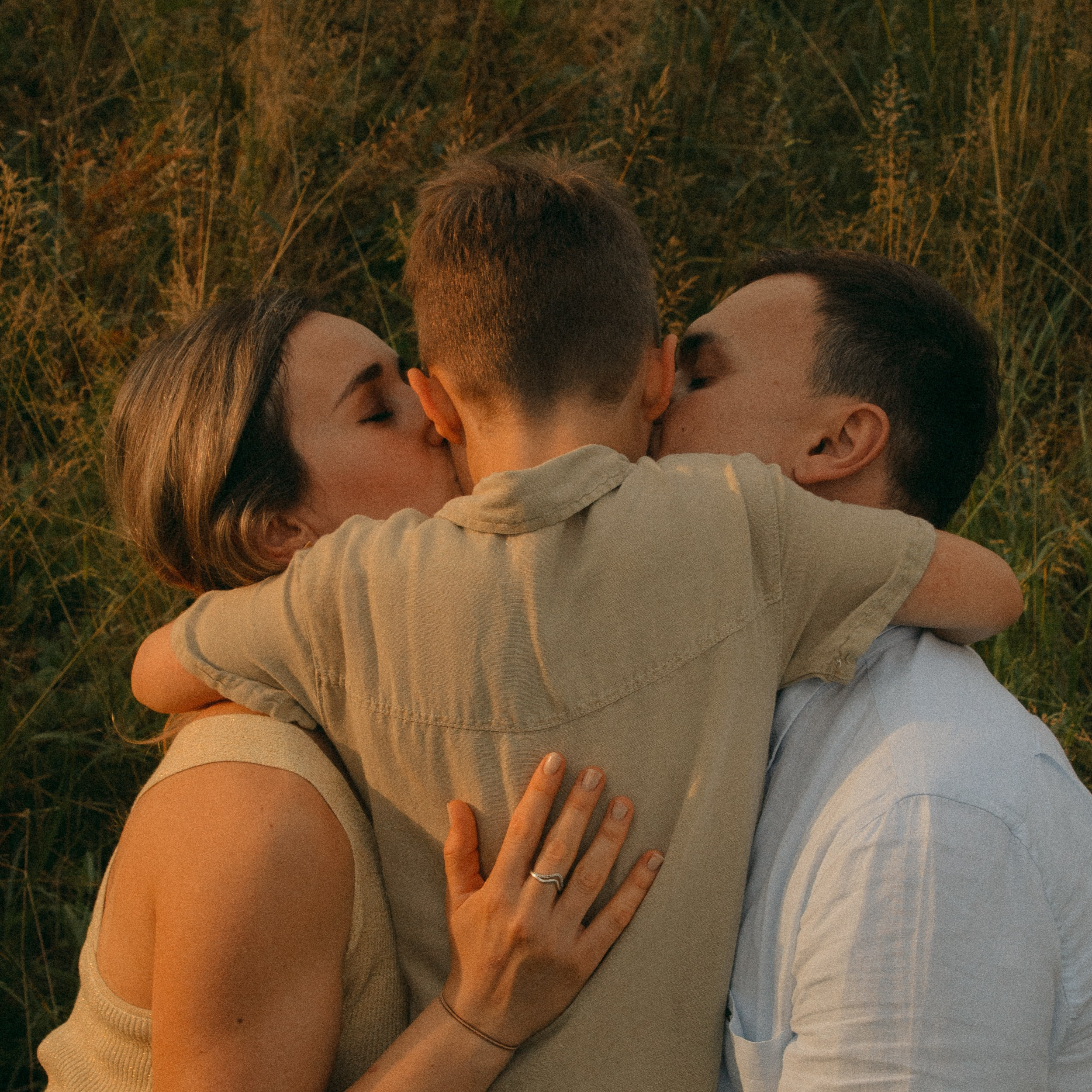 Hug with parents. Photo session in Milan. Photographer for family