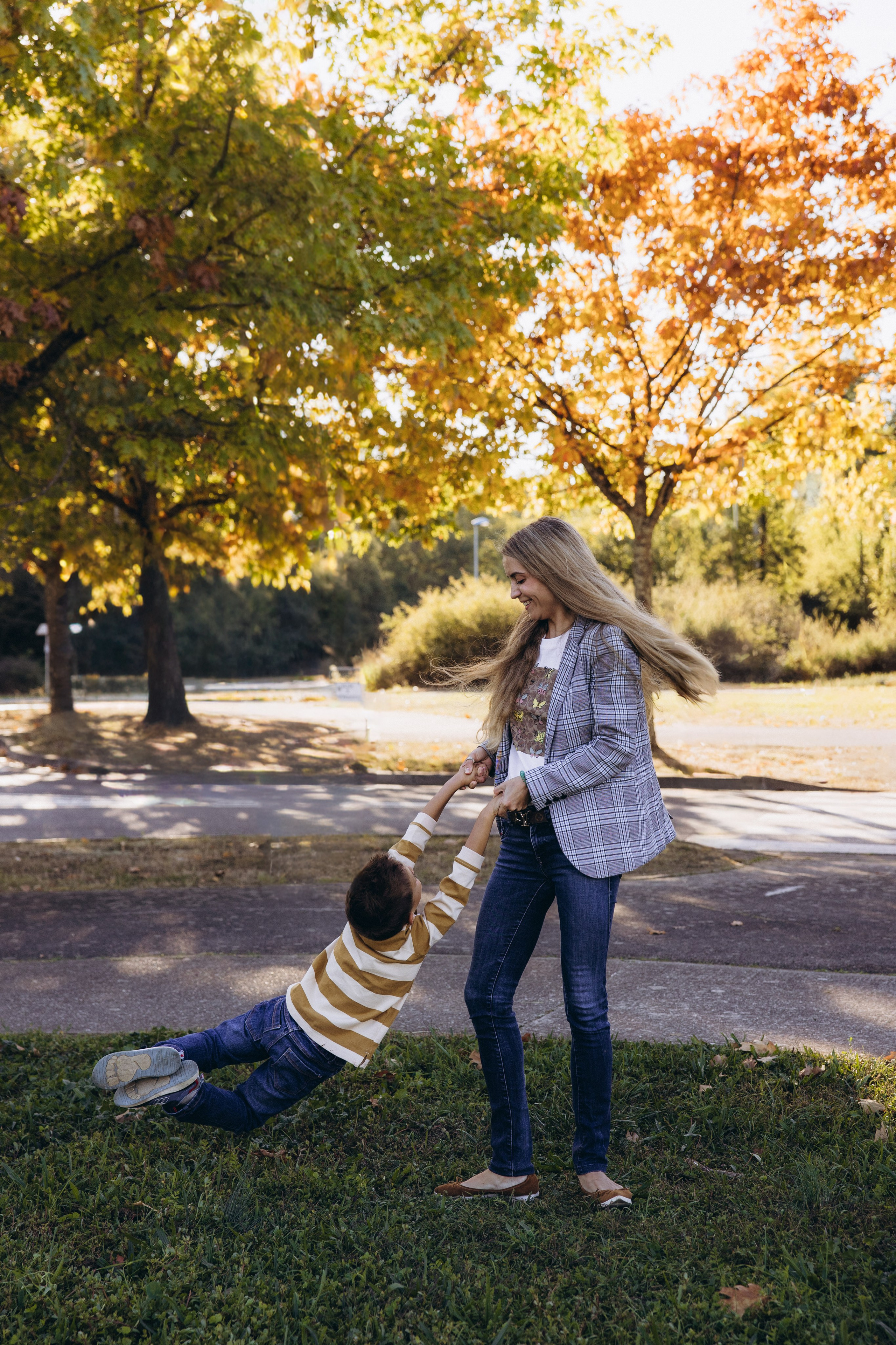 Autumn mother-son family photoshoot in Toulouse. Eugénie Smirnova — your photographer in Toulouse and southwest France
