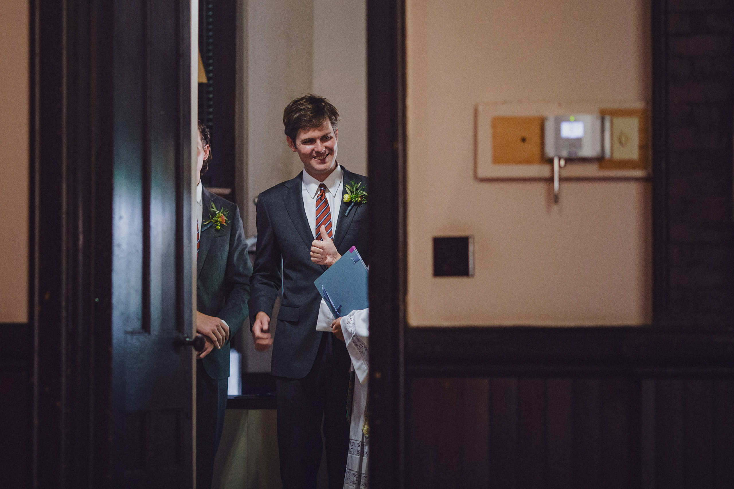 Фотограф в Ирландии Дублин свадьба жених церковь гости улыбка фотки топ свадебных фотографов