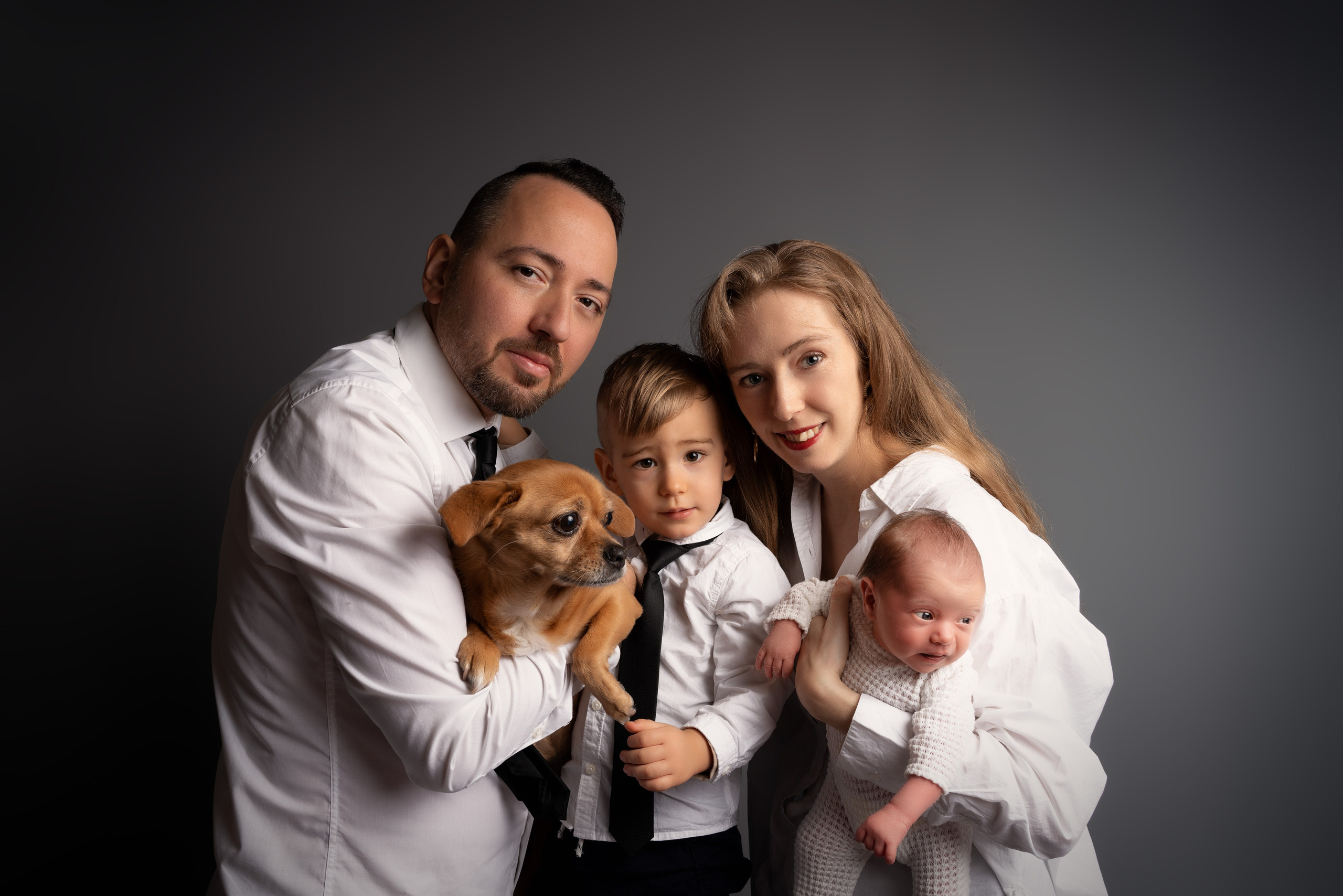 Familienfotoshooting im professionellen Studio. Neugeborenenfotografin und Retoucher in Augsburg Nastassia Schneider