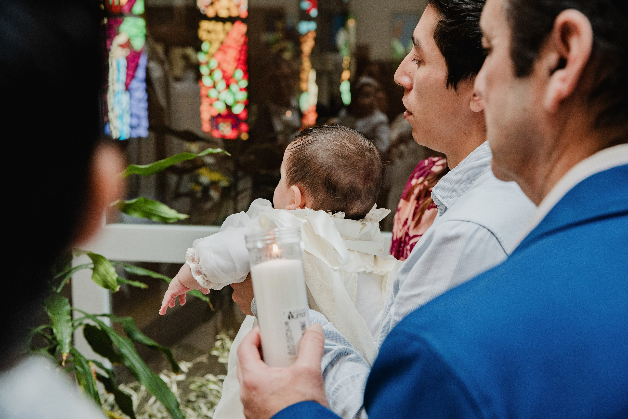 Retrato de bebé con traje de bautizo en estudio fotográfico Rainbox, Torrejón de Ardoz