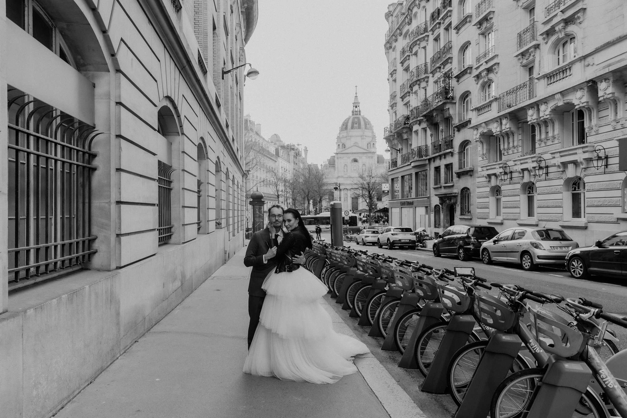 Suzi & Alex | Paris Wedding with a Vintage Car. Paris Wedding Photographer