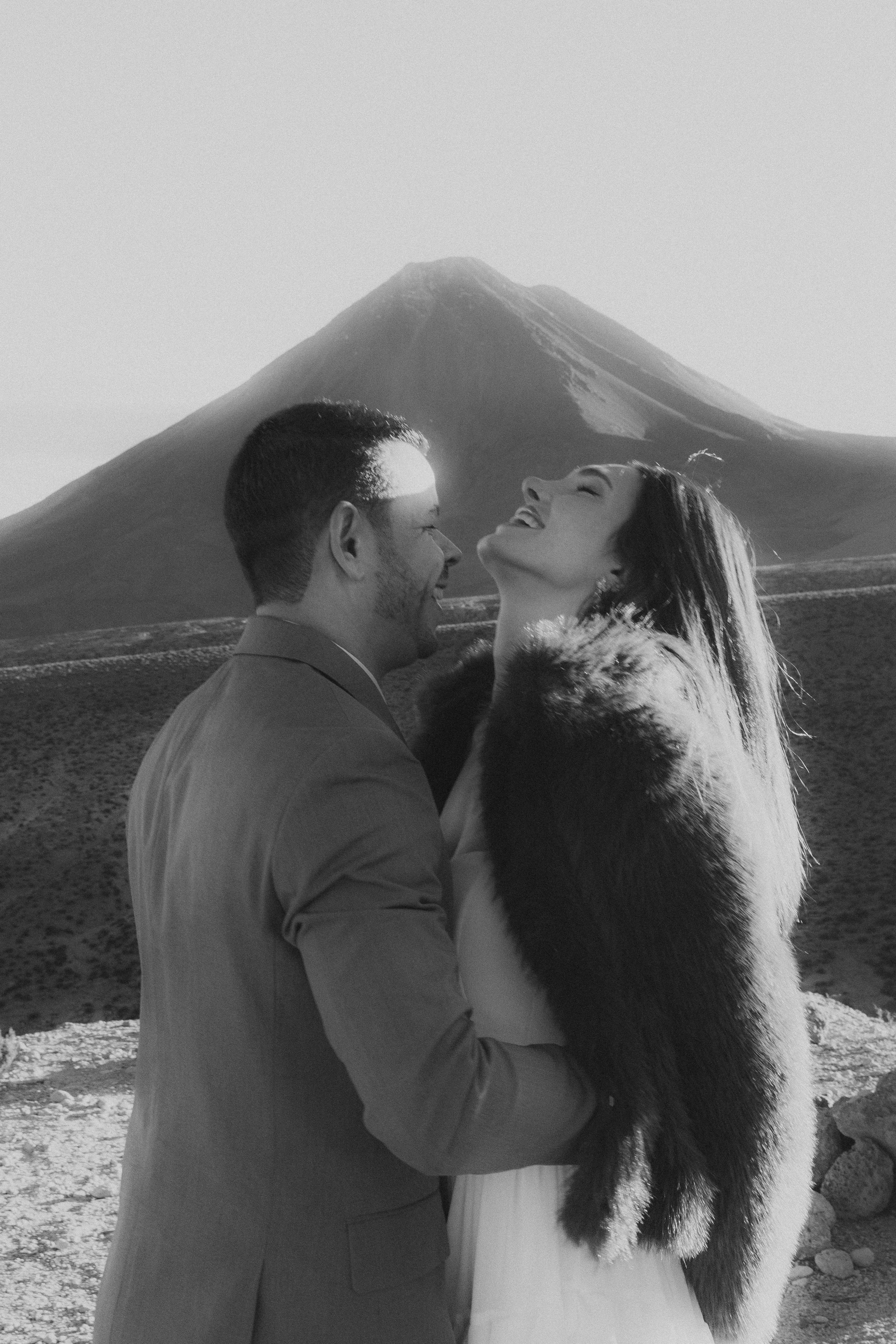 Pre-wedding no mirante do vulcão Licancabur. Photographer in San Pedro de Atacama