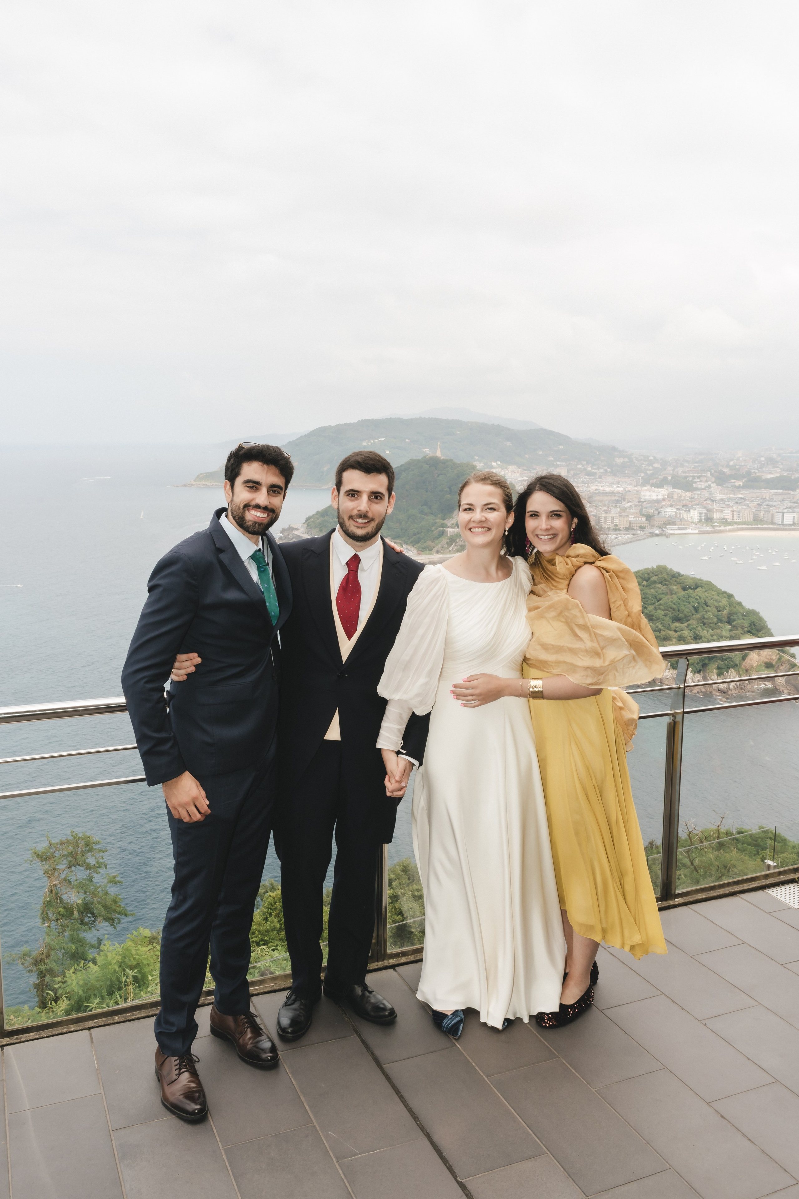 Elegancia y alegría familiar. Boda de Andrés y Lucía en San Sebastián. Holigood foto y video reportaje de bodas en San Sebastián y Europa