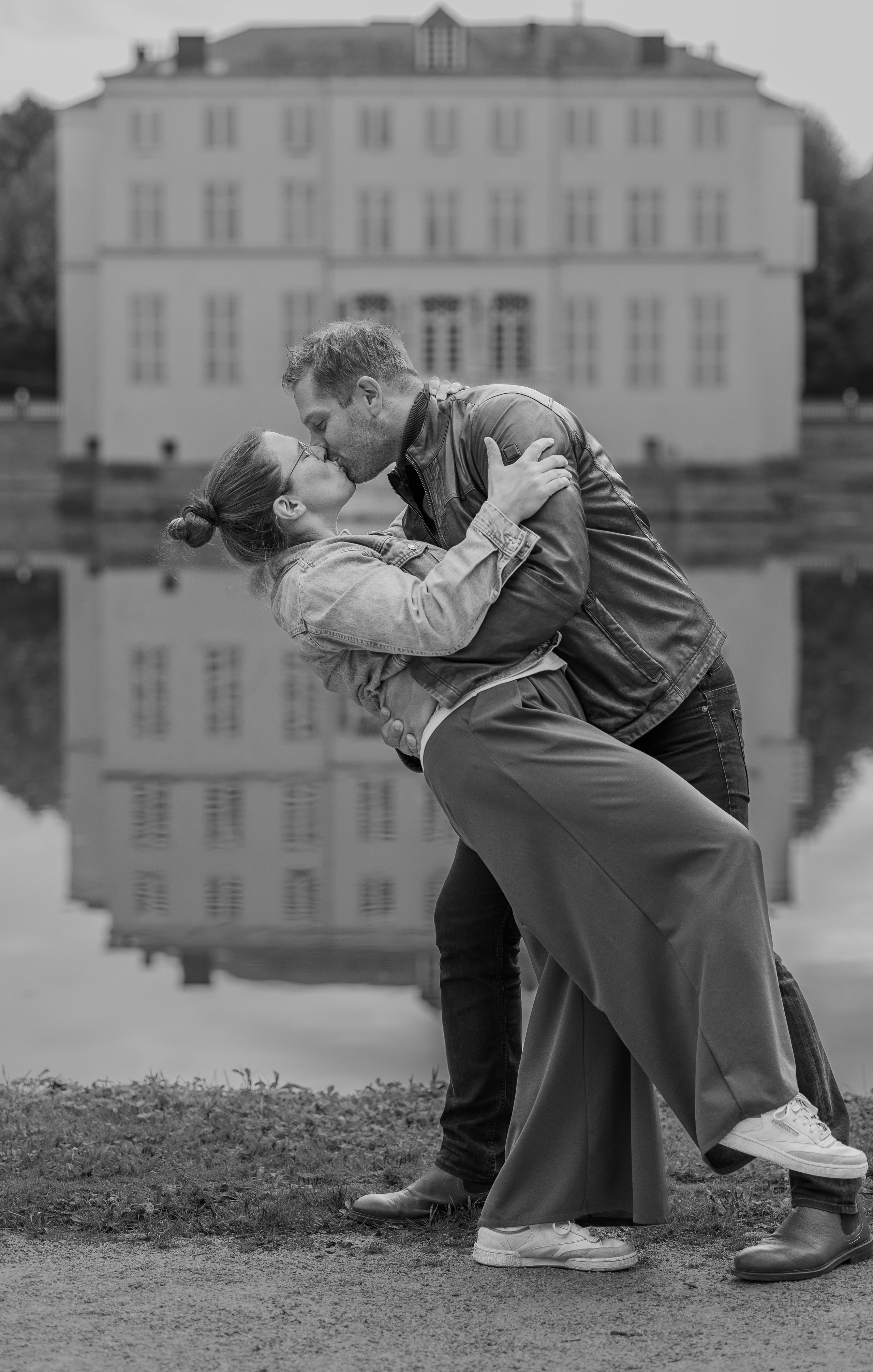 Eerste kus van het bruidspaar tijdens de ceremonie trouwfotograaf