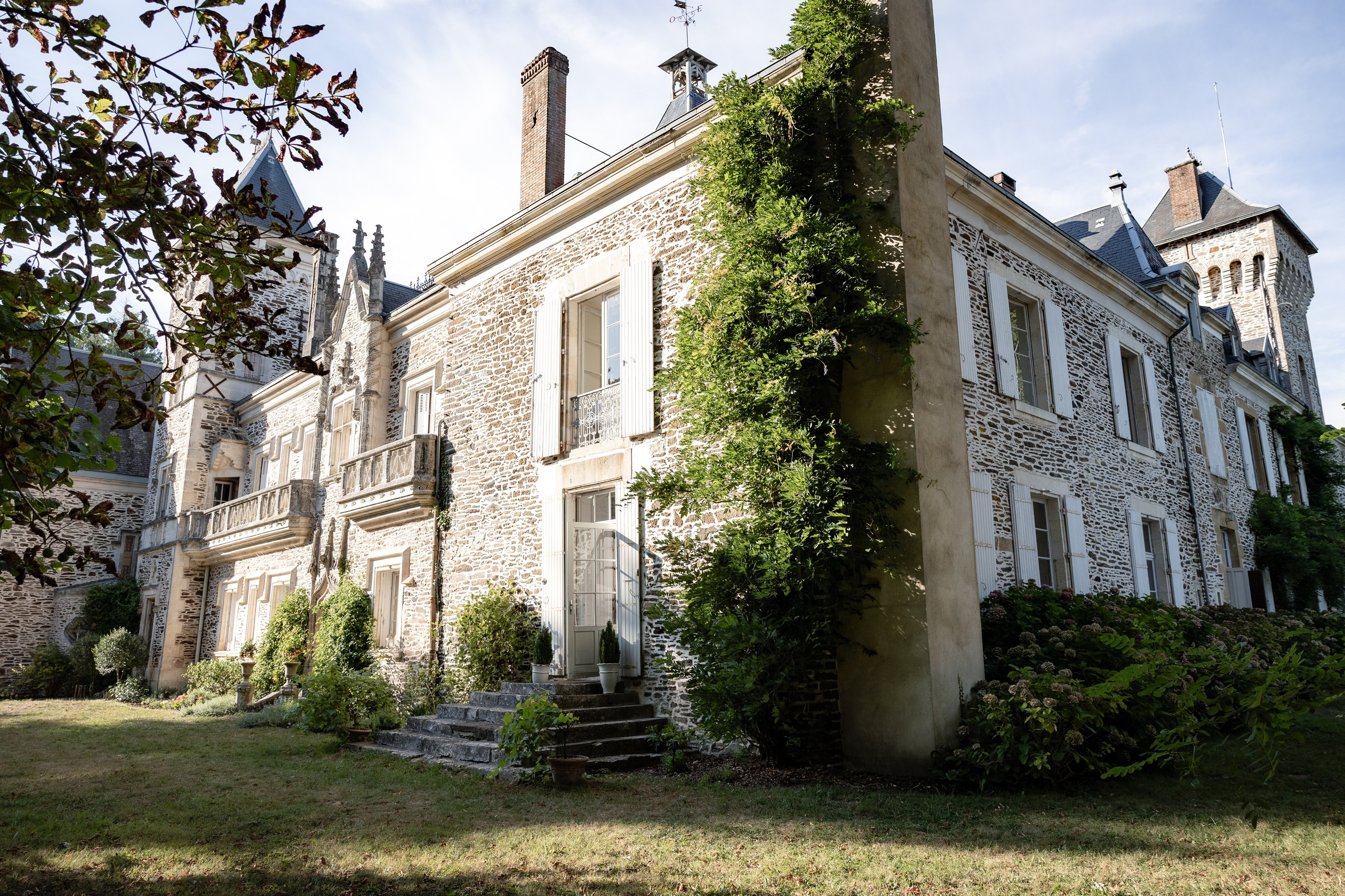 Dordogne Château Wedding — Château d’Oche | Southwest France. Eugénie Smirnova — Wedding & Elopement Photographer in Southwest France