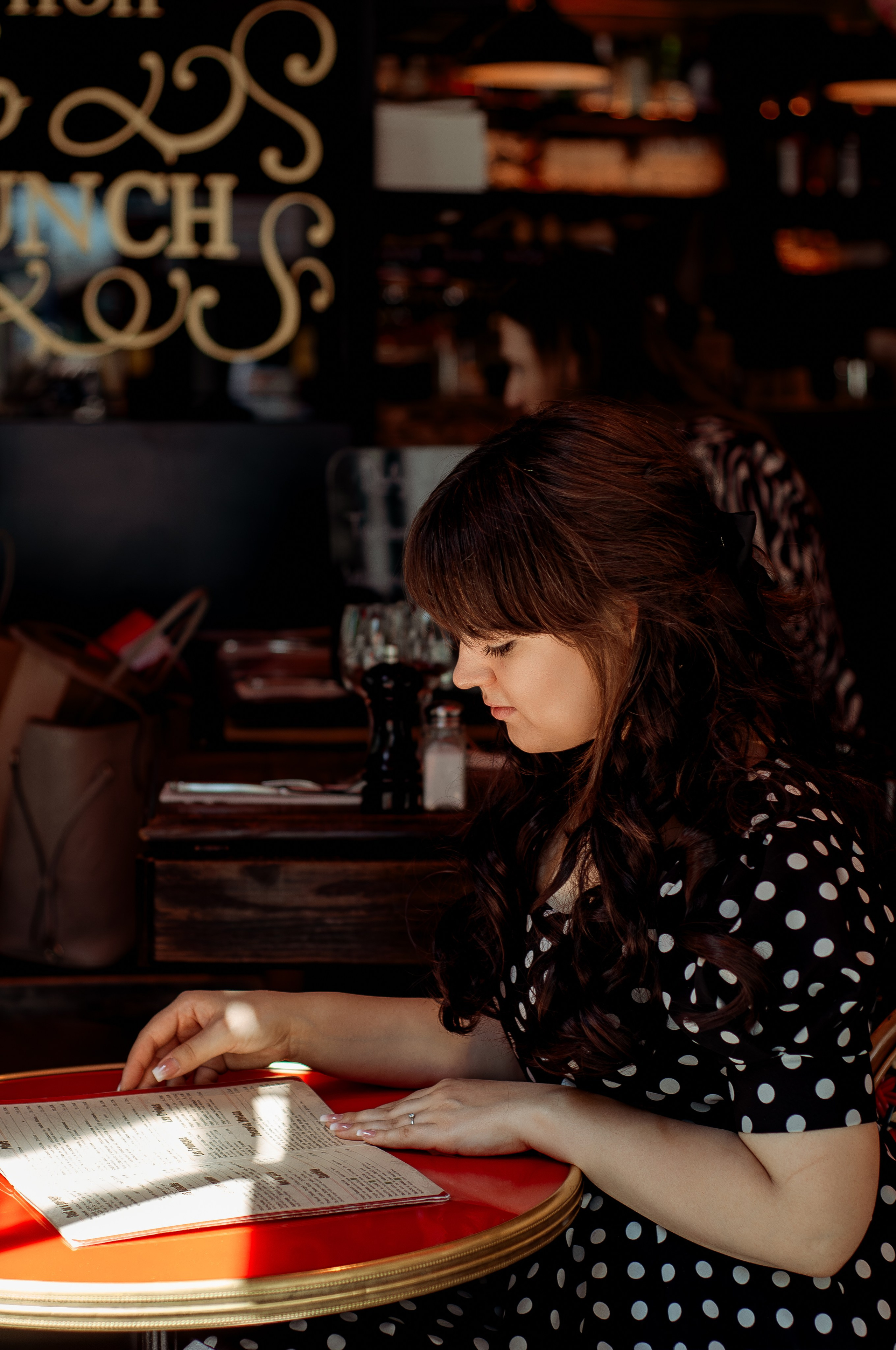 Женский портрет у Эйфелевой башни. Фотограф в Париже Полина Осипова