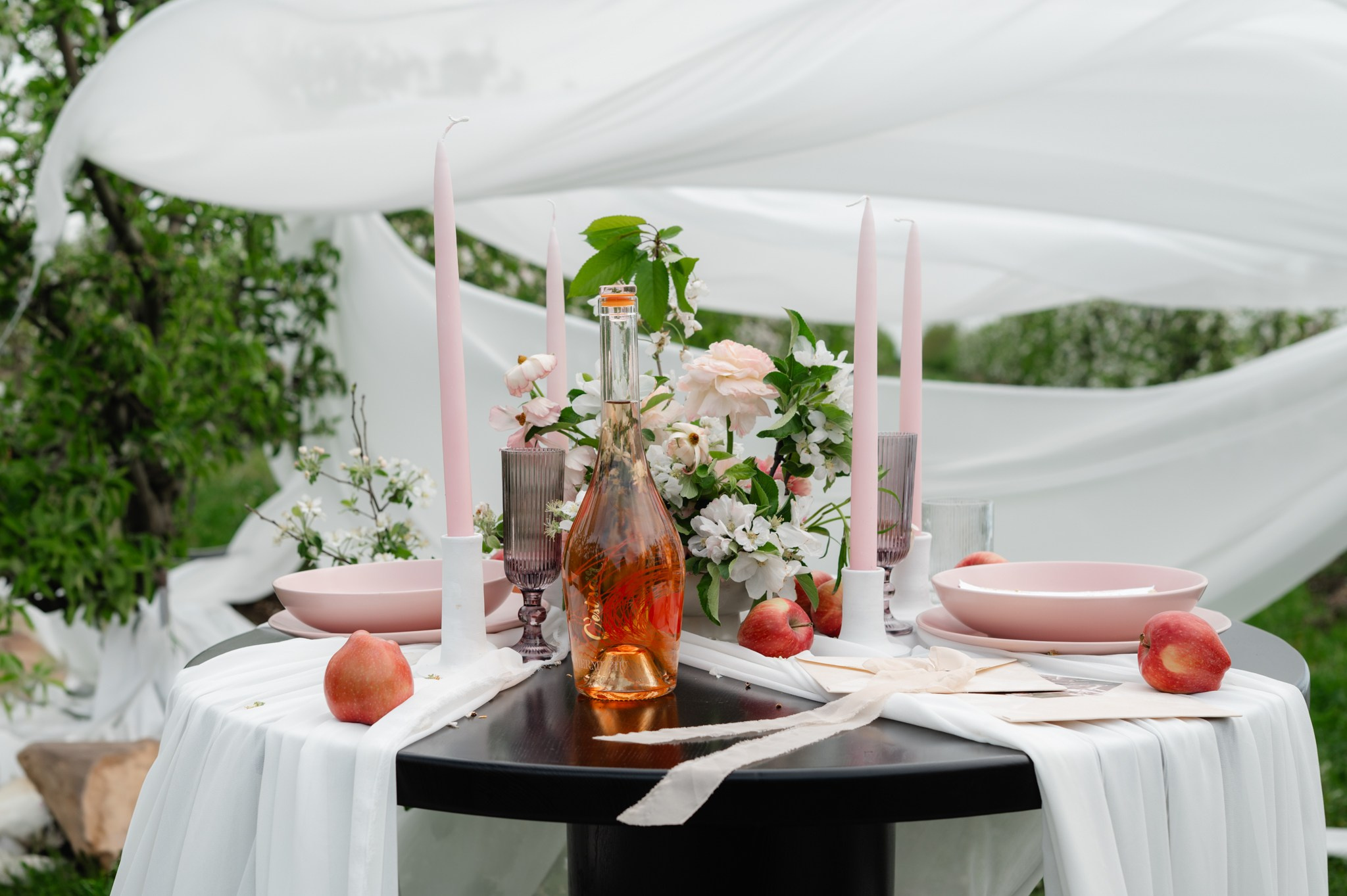 Ședință foto in livada înflorită , cuplu , îndrăgostiți, ședință foto save the date. Alexandra Hanu Photographer