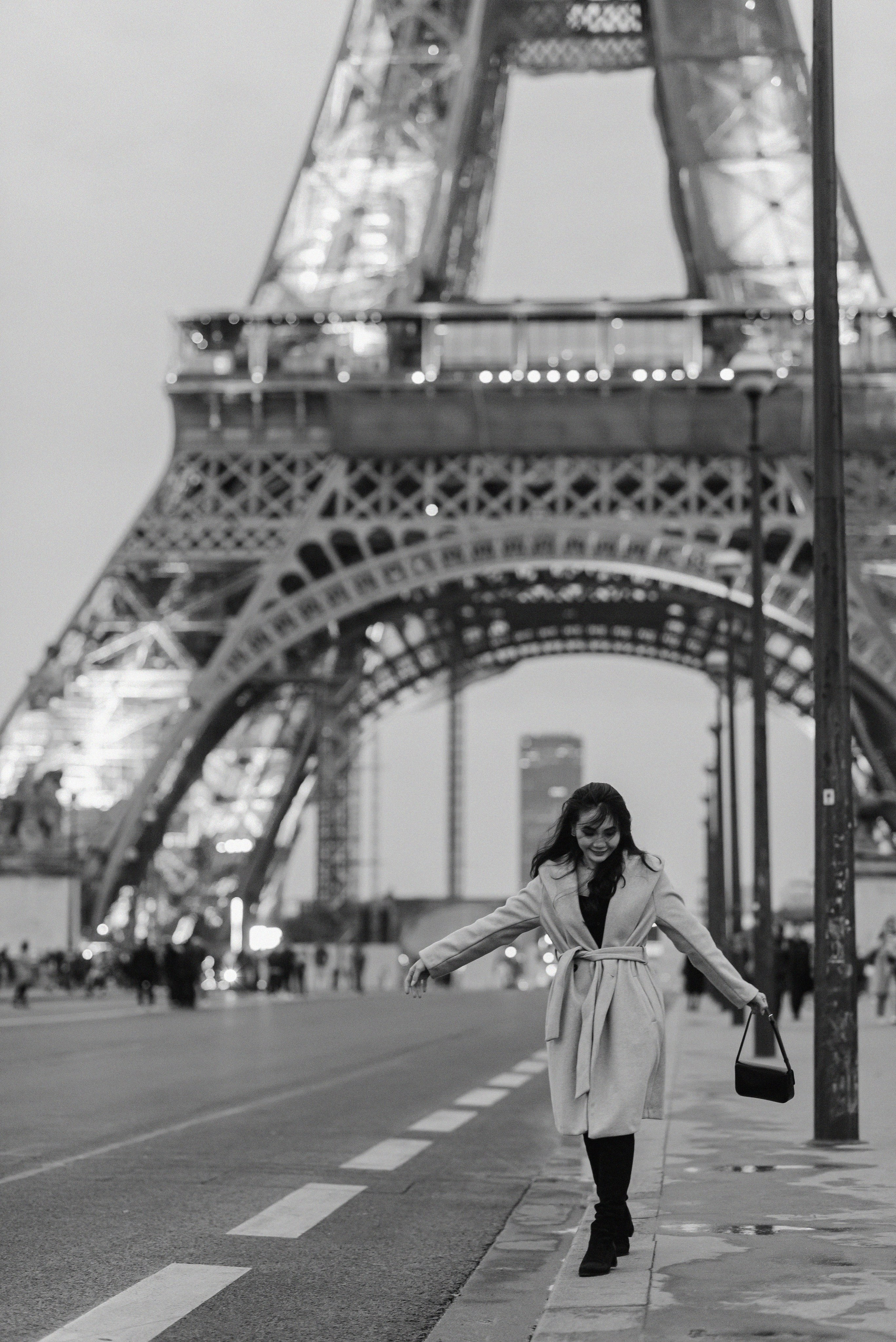 Вне времени. Черно-белое кино у Эйфелевой башни. Ksenia Marchand/ Lifestyle фотограф в Париже