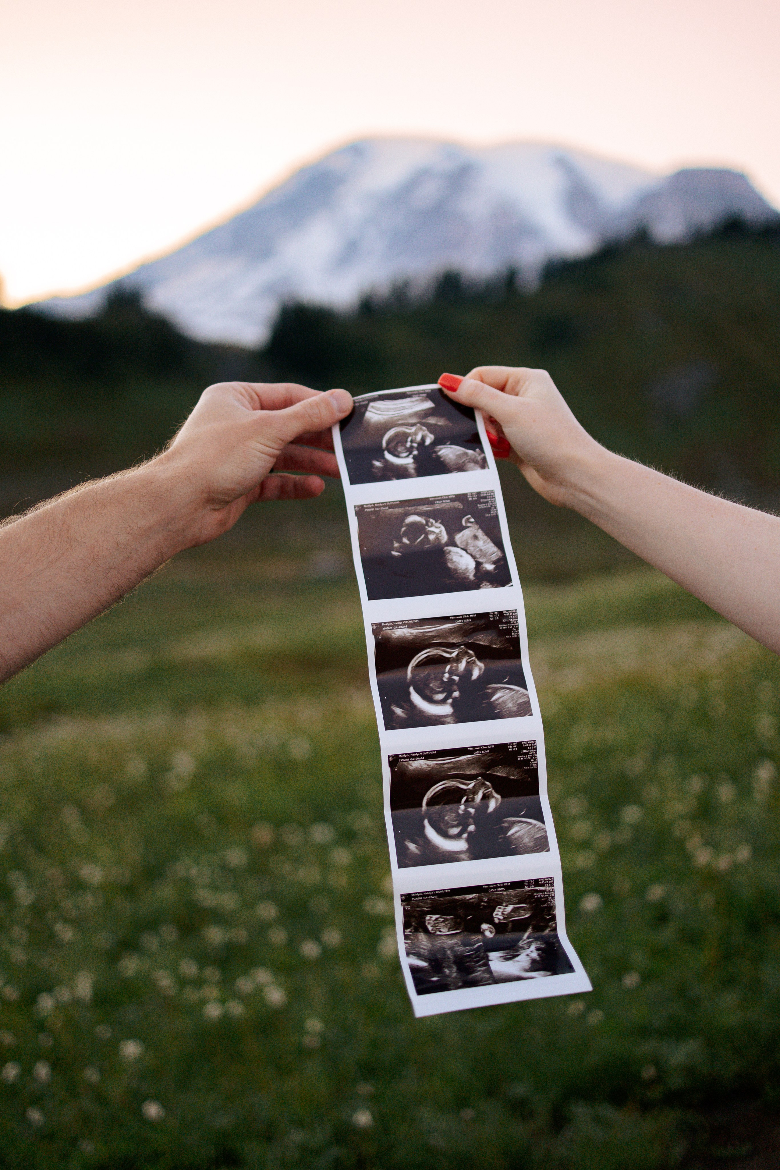 Embrace of Wildflowers. Family photographer Oregon — Washington