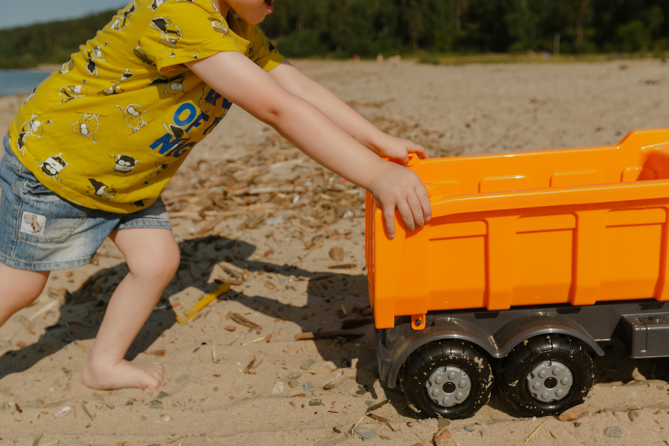 Familia volando una cometa en el lago y comiendo donas. Fotógrafo de retrato, familia y reportajes en Valencia | España | Europa Vitalii Lumier