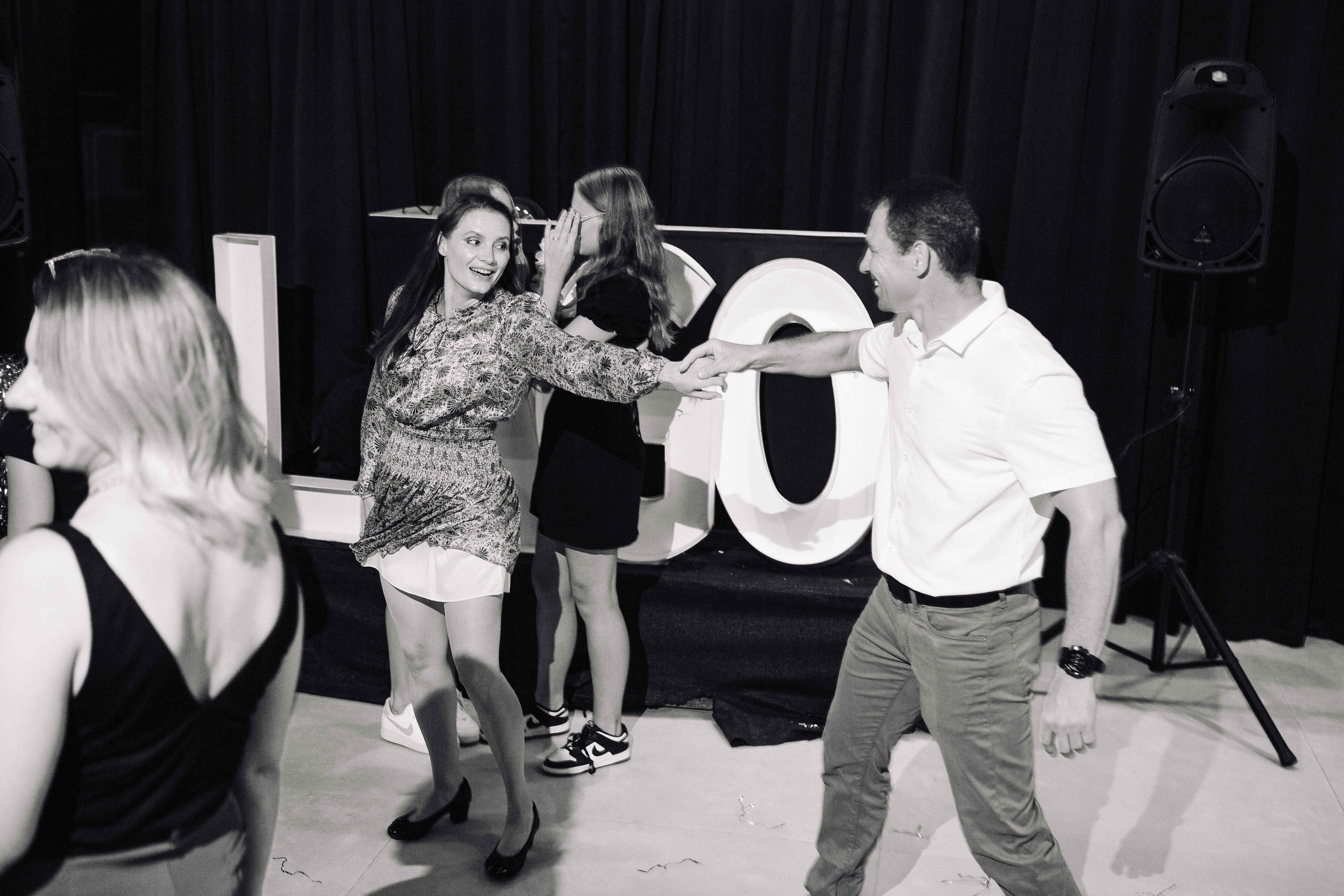 PARTY WITH FRIENDS. Https://shi-photo.com/